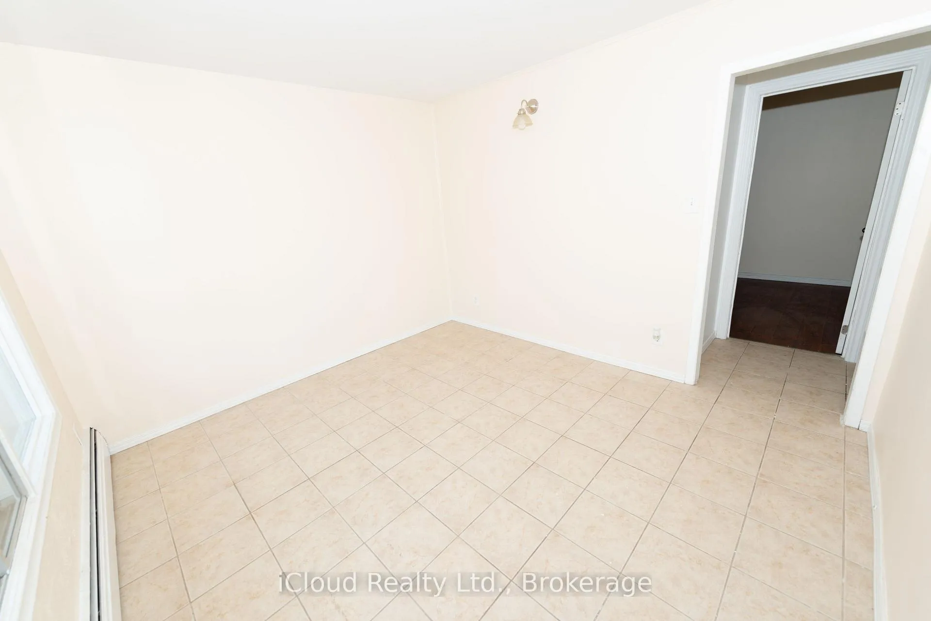 Photo 5 of 536 Glen Forrest Boulevard, Waterloo, Lakeshore Village — HOMEH