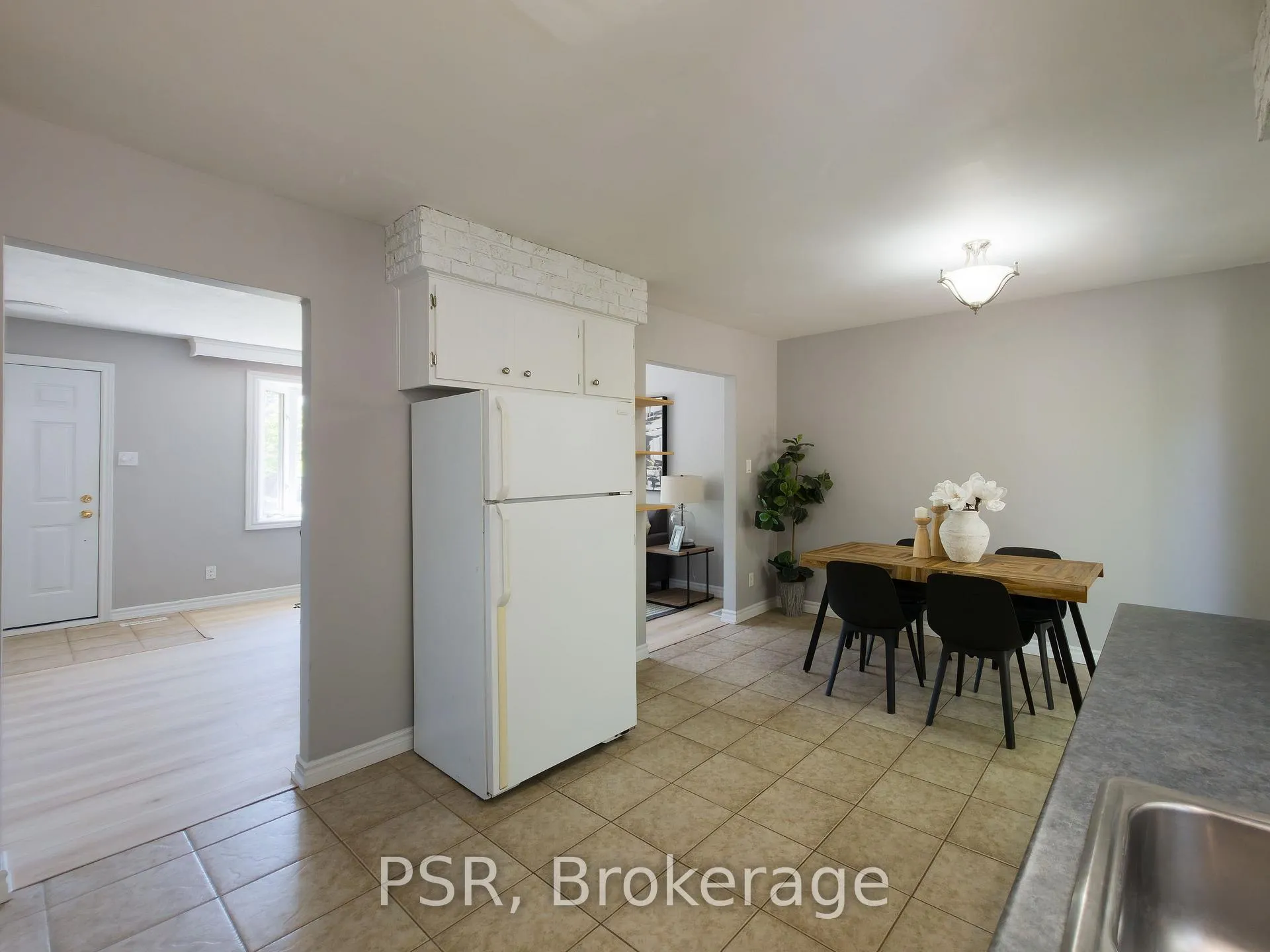 Photo 5 of 11 Elmsdale Drive, Kitchener, Meinzinger — HOMEH