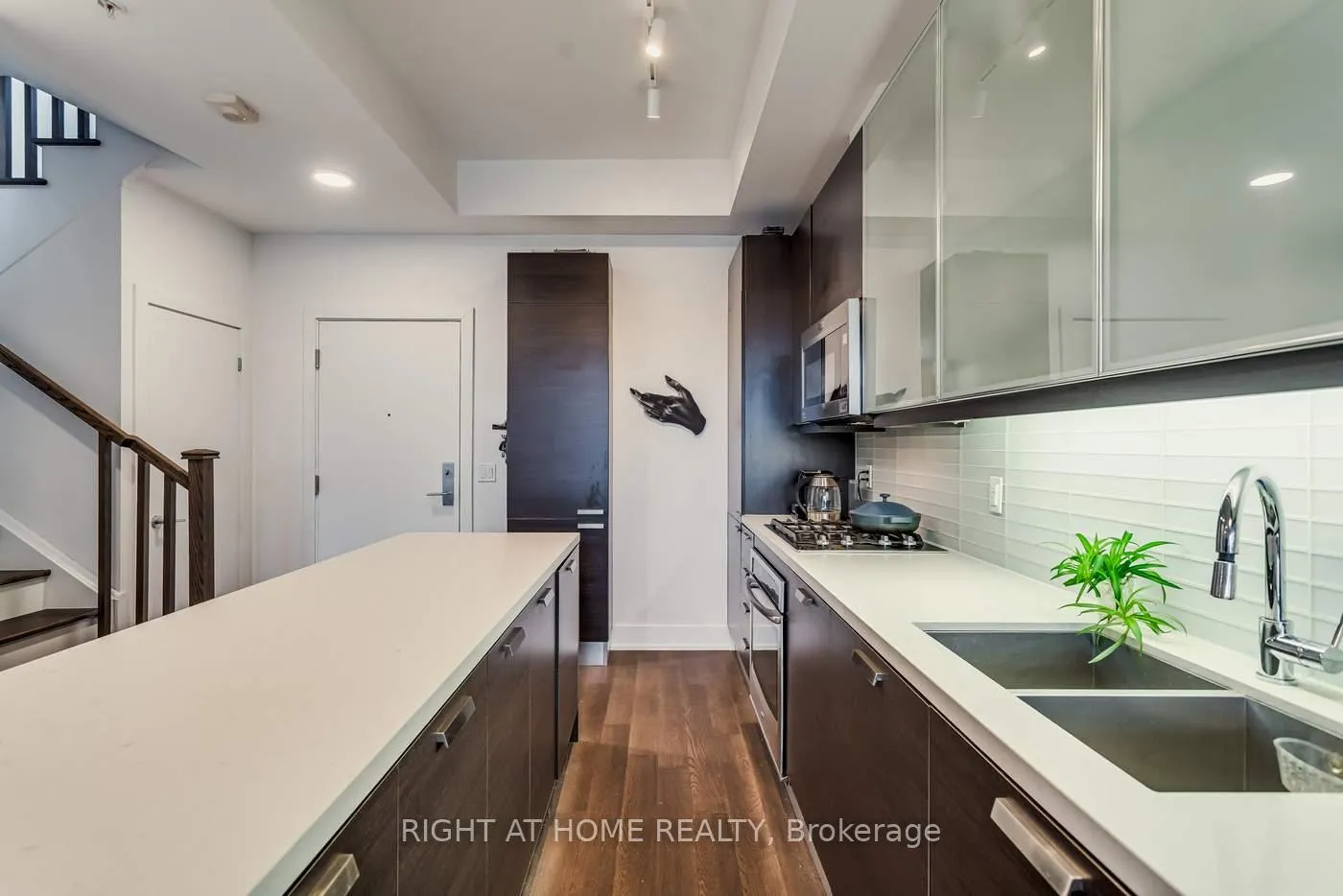 Photo 5 of Unit 409, 66 Kippendavie Avenue, Toronto, The Beaches — HOMEH