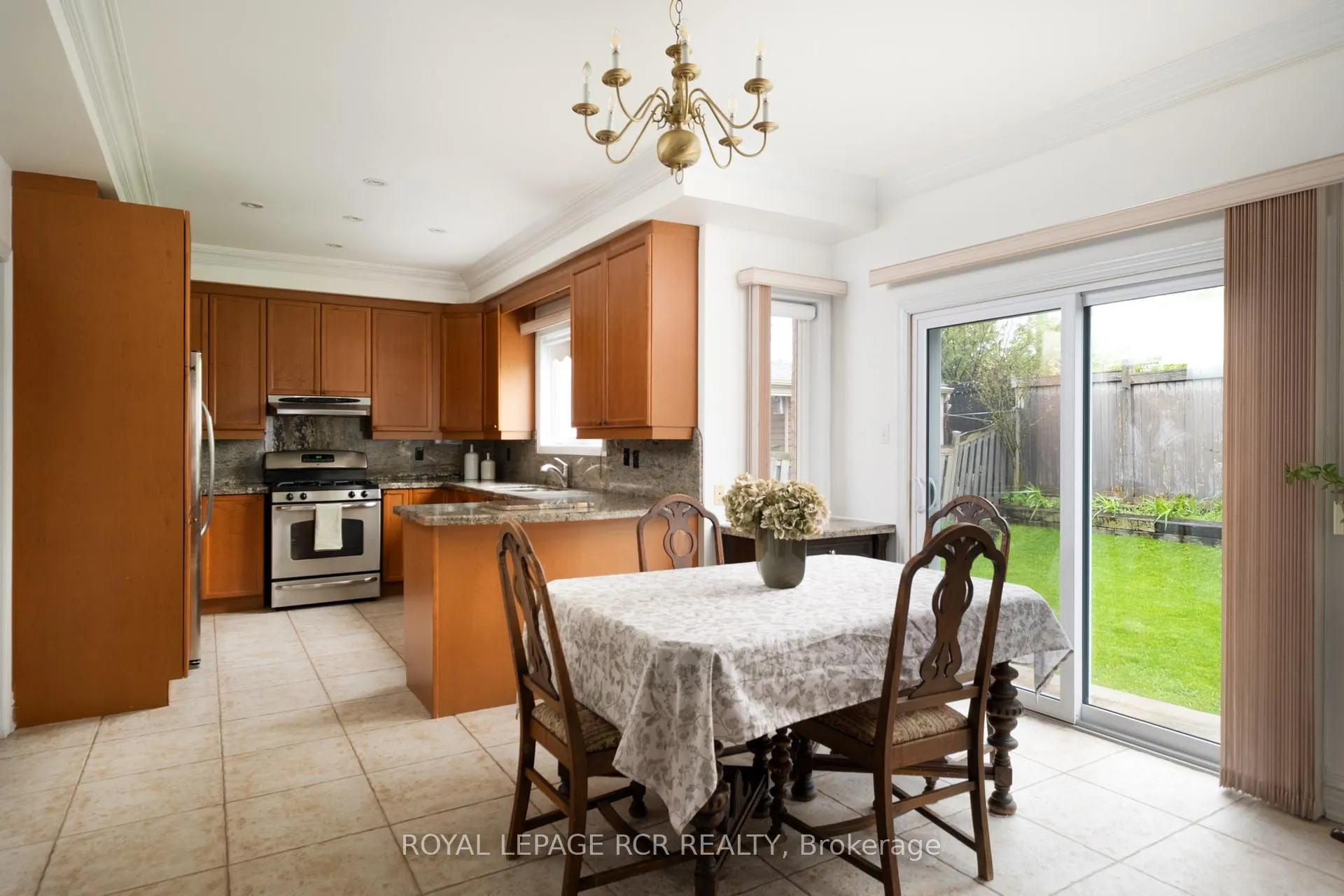 Photo 10 of 32 Dokkum Crescent, Brampton, Snelgrove — HOMEH