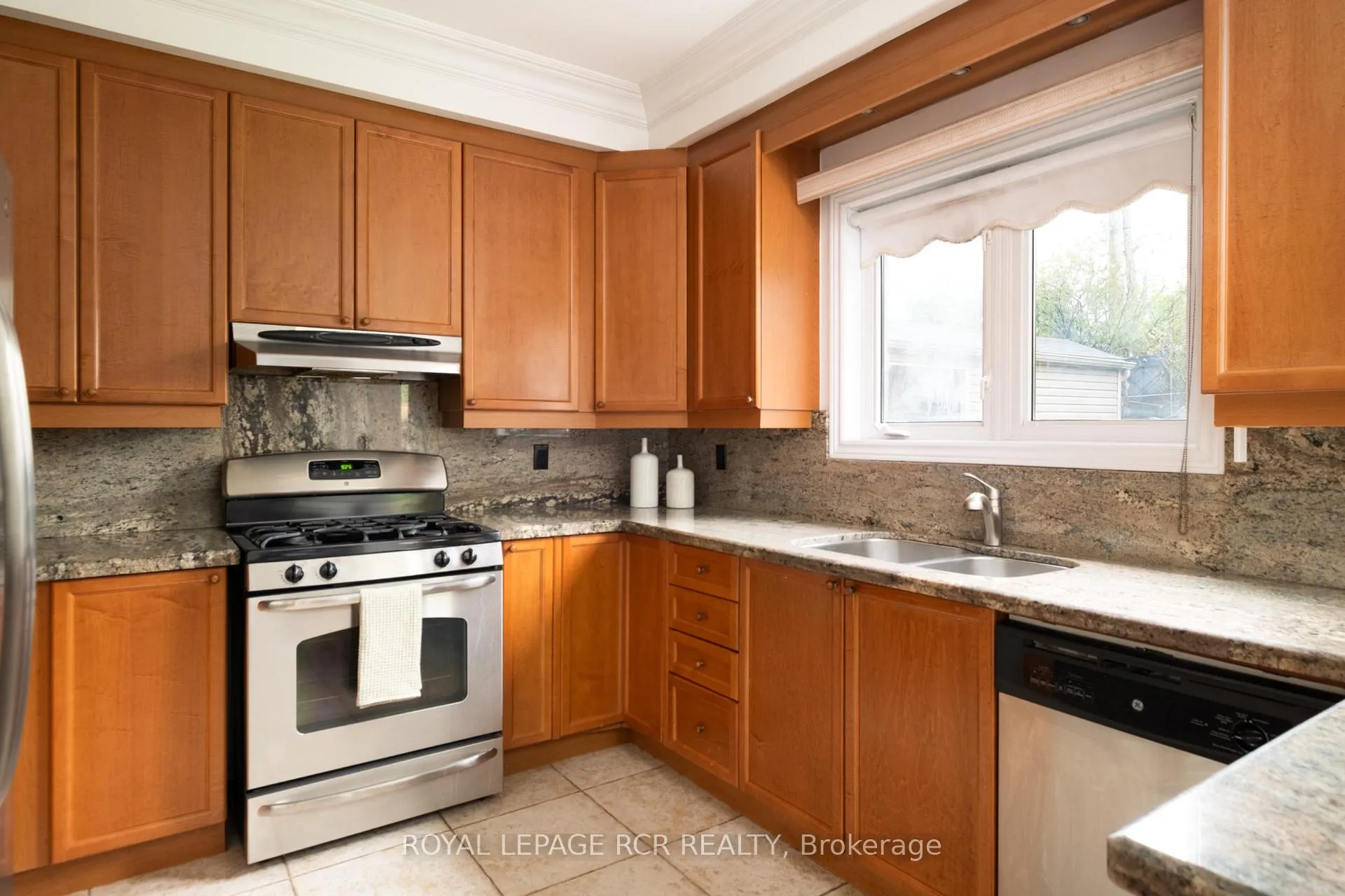 Photo 11 of 32 Dokkum Crescent, Brampton, Snelgrove — HOMEH