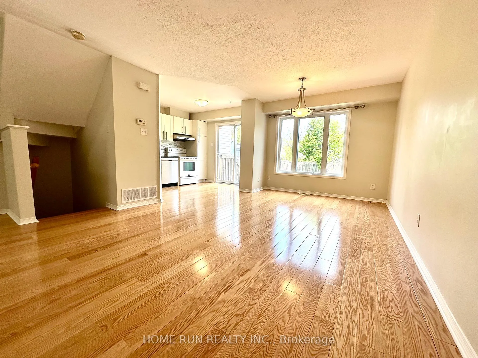 Photo 5 of 135 Kinross Private, Ottawa, Kanata - Morgan's Grant/South March — HOMEH