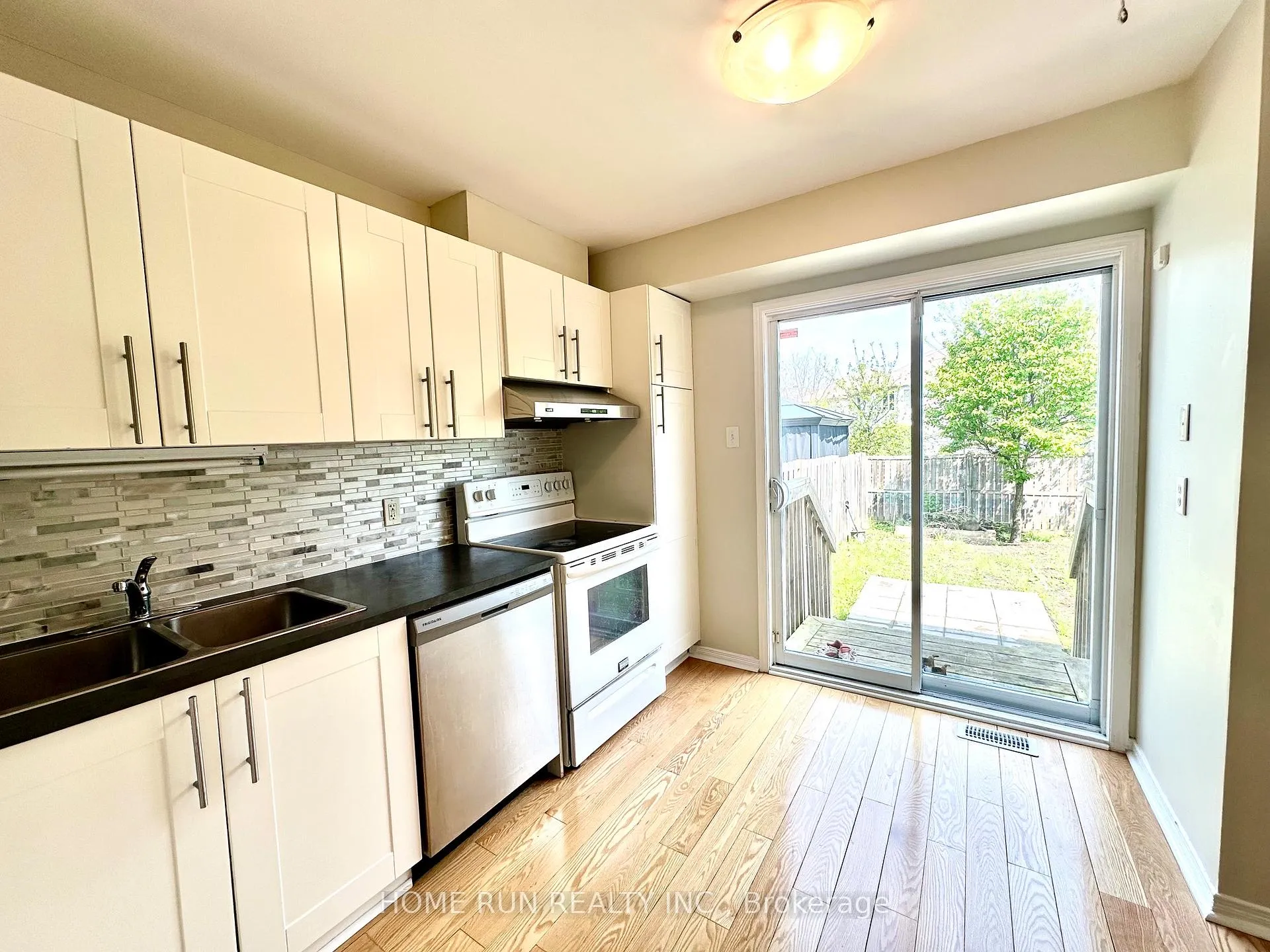 Photo 10 of 135 Kinross Private, Ottawa, Kanata - Morgan's Grant/South March — HOMEH
