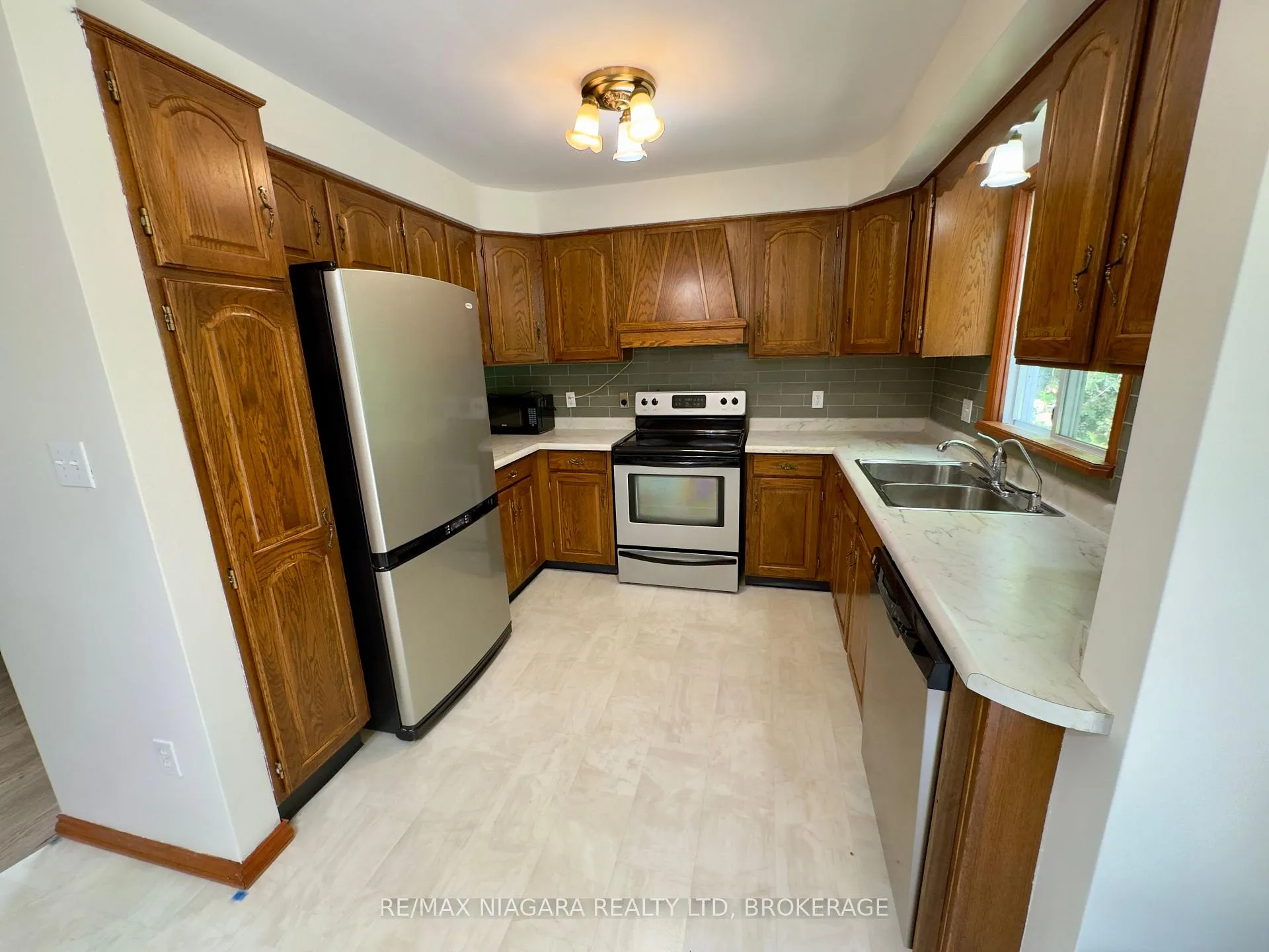 Photo 6 of Unit Upper, 4 Trillium Lane, St. Catharines, Glendale/Glenridge — HOMEH