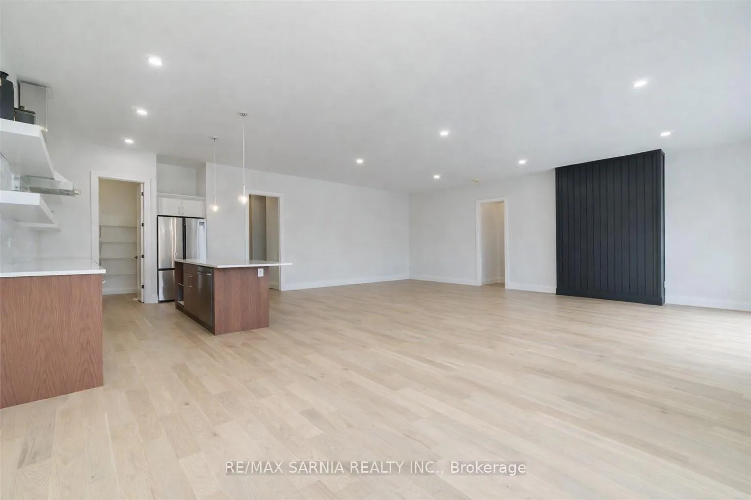 Photo 3 of 601 Sweetbay Crescent, Sarnia — HOMEH