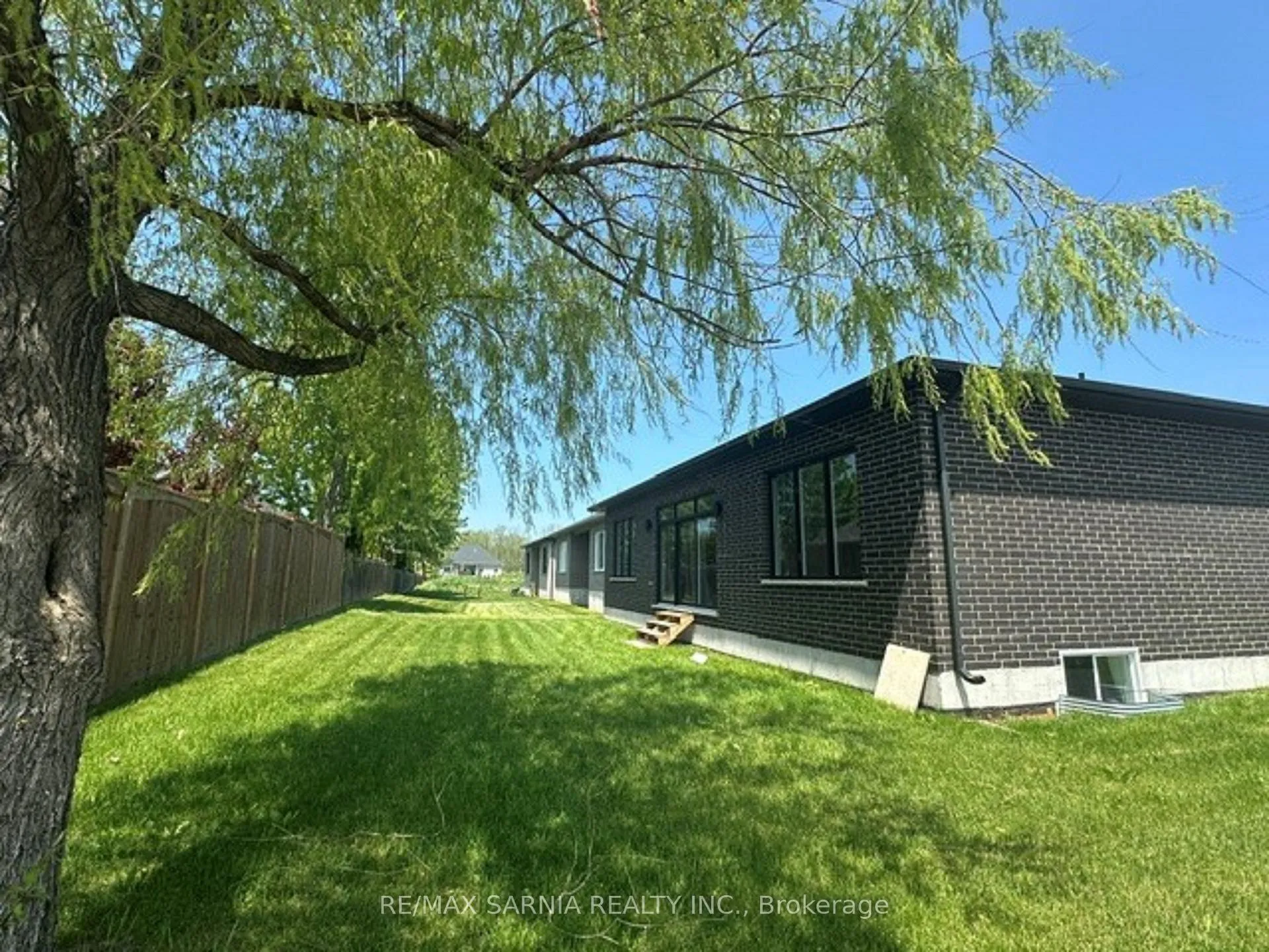 Photo 40 of 601 Sweetbay Crescent, Sarnia — HOMEH