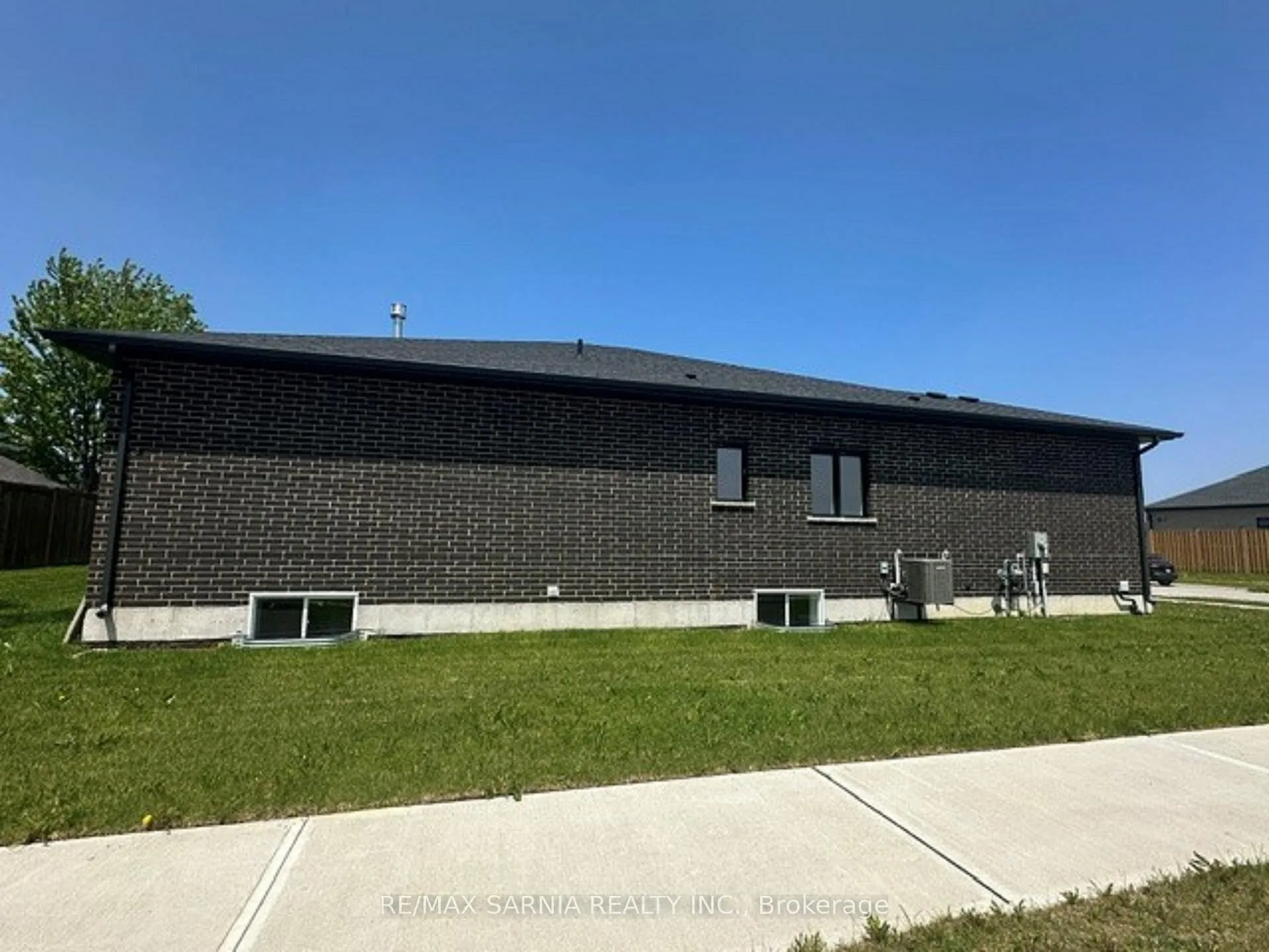 Photo 41 of 601 Sweetbay Crescent, Sarnia — HOMEH