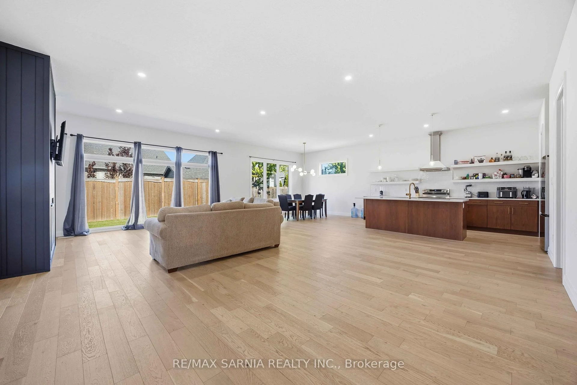 Photo 5 of 601 Sweetbay Crescent, Sarnia — HOMEH