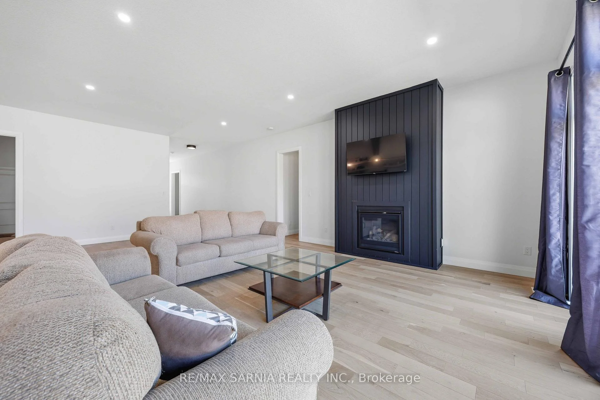 Photo 6 of 601 Sweetbay Crescent, Sarnia — HOMEH