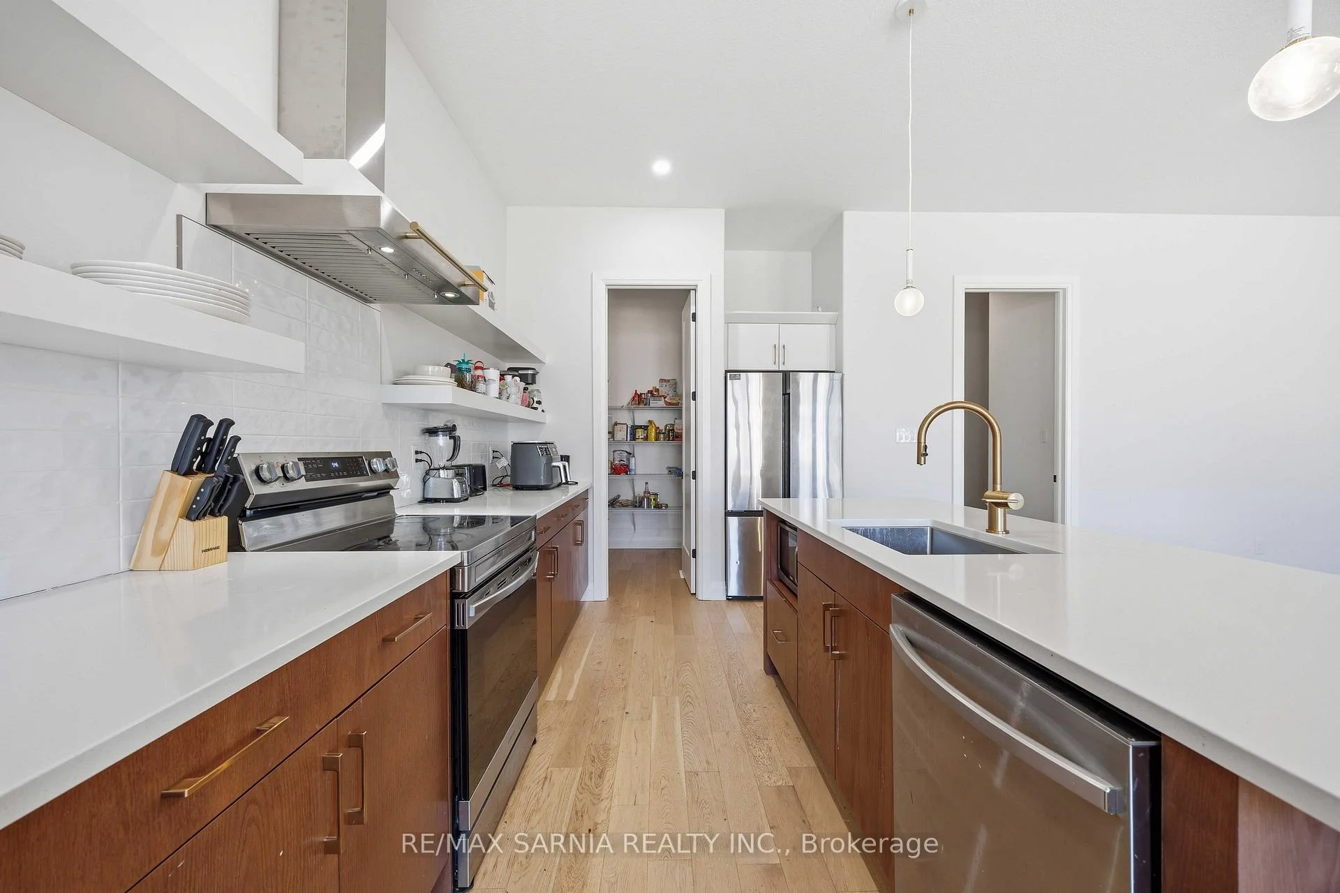 Photo 9 of 601 Sweetbay Crescent, Sarnia — HOMEH