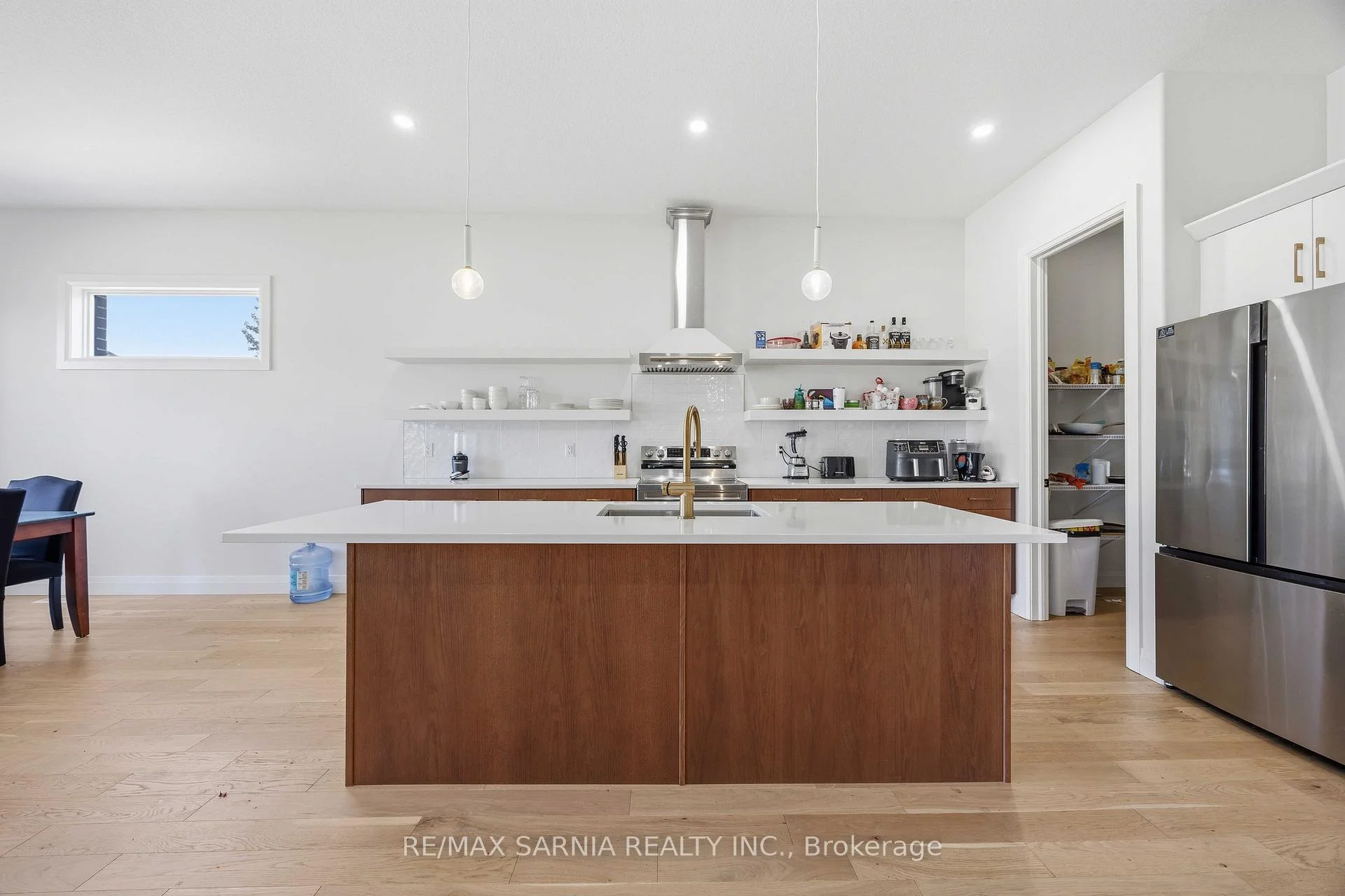Photo 10 of 601 Sweetbay Crescent, Sarnia — HOMEH