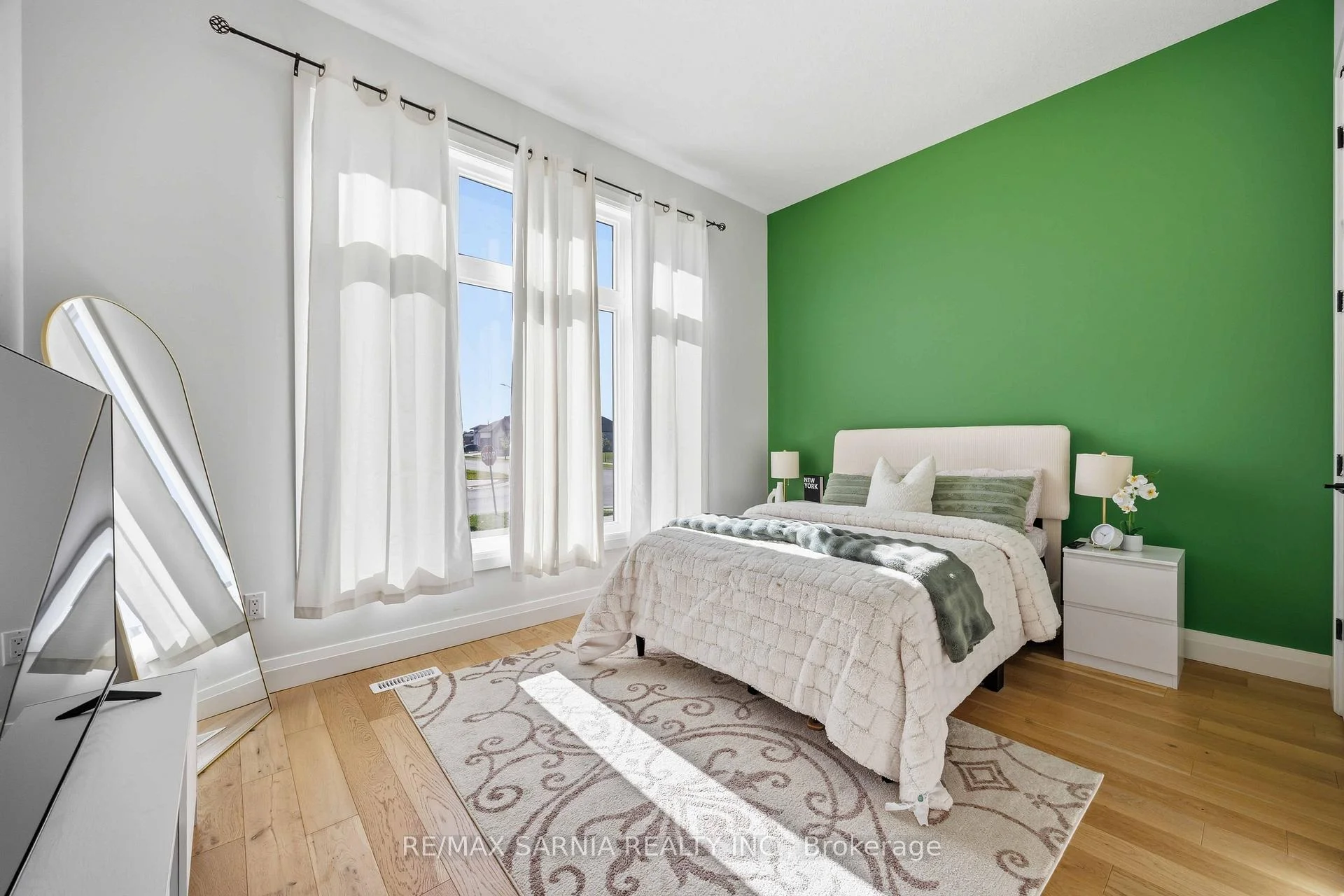 Photo 12 of 601 Sweetbay Crescent, Sarnia — HOMEH