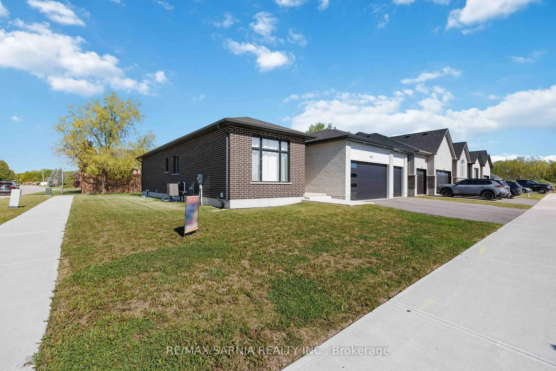 Photo 44 of 601 Sweetbay Crescent, Sarnia — HOMEH