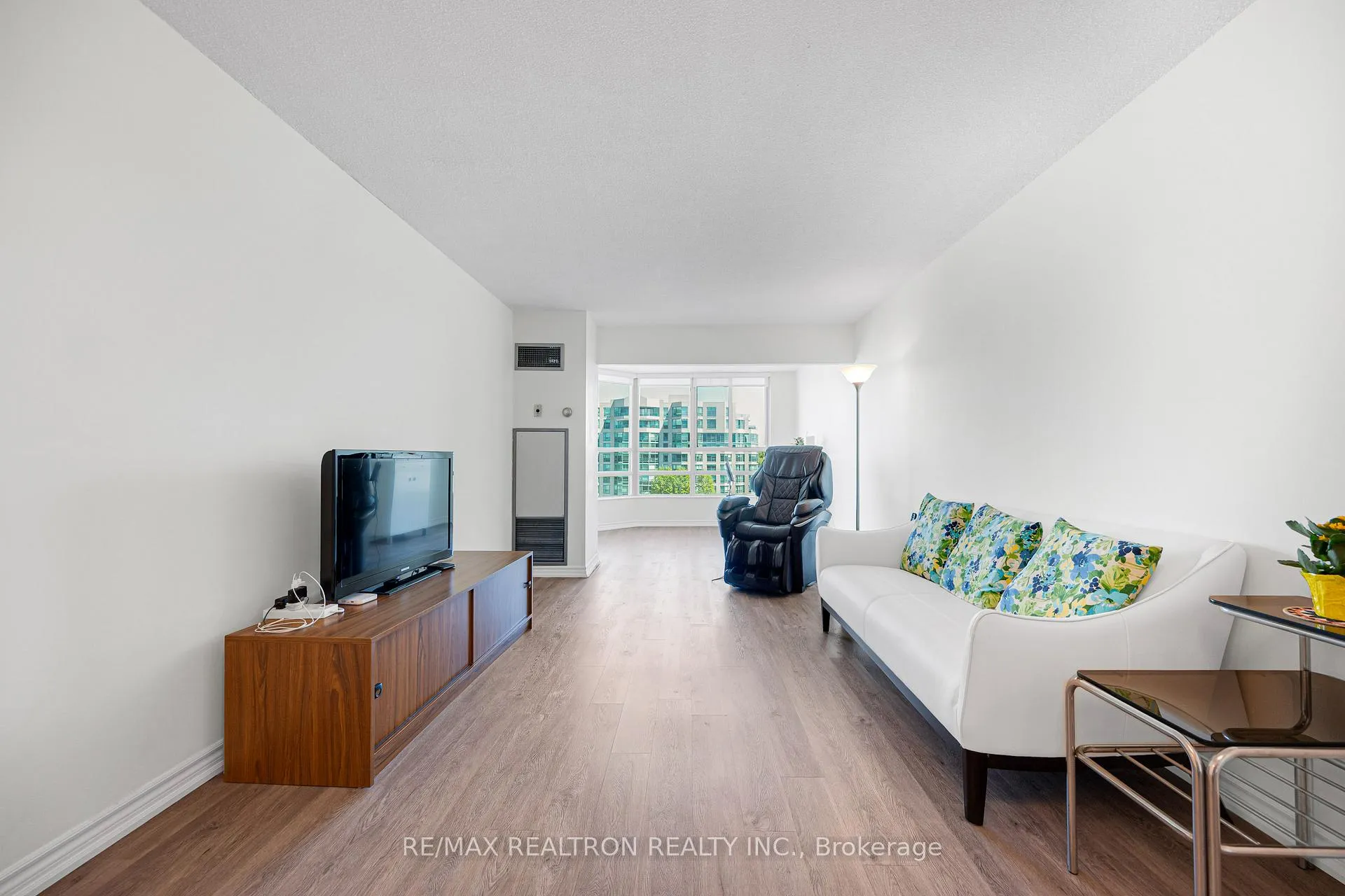 Photo 13 of Unit 910, 7805 Bayview Avenue, Markham, Aileen-Willowbrook — HOMEH