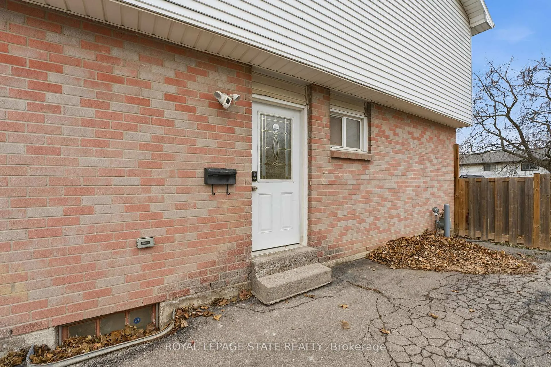 Photo 3 of 105 Rand Street, Hamilton, Stoney Creek Mountain — HOMEH