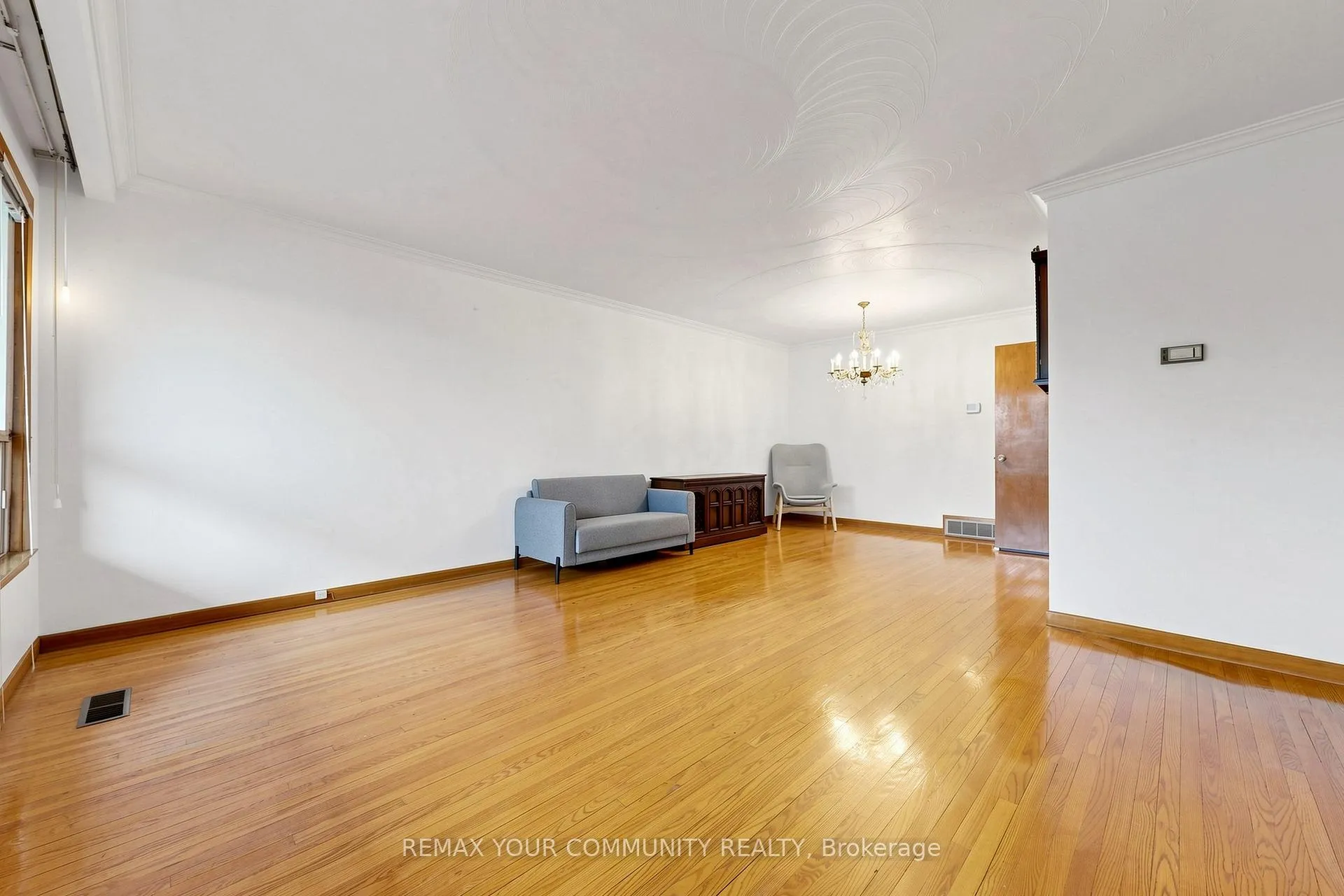 Photo 3 of 21 Gade Drive, North York, Downsview-Roding-CFB — HOMEH