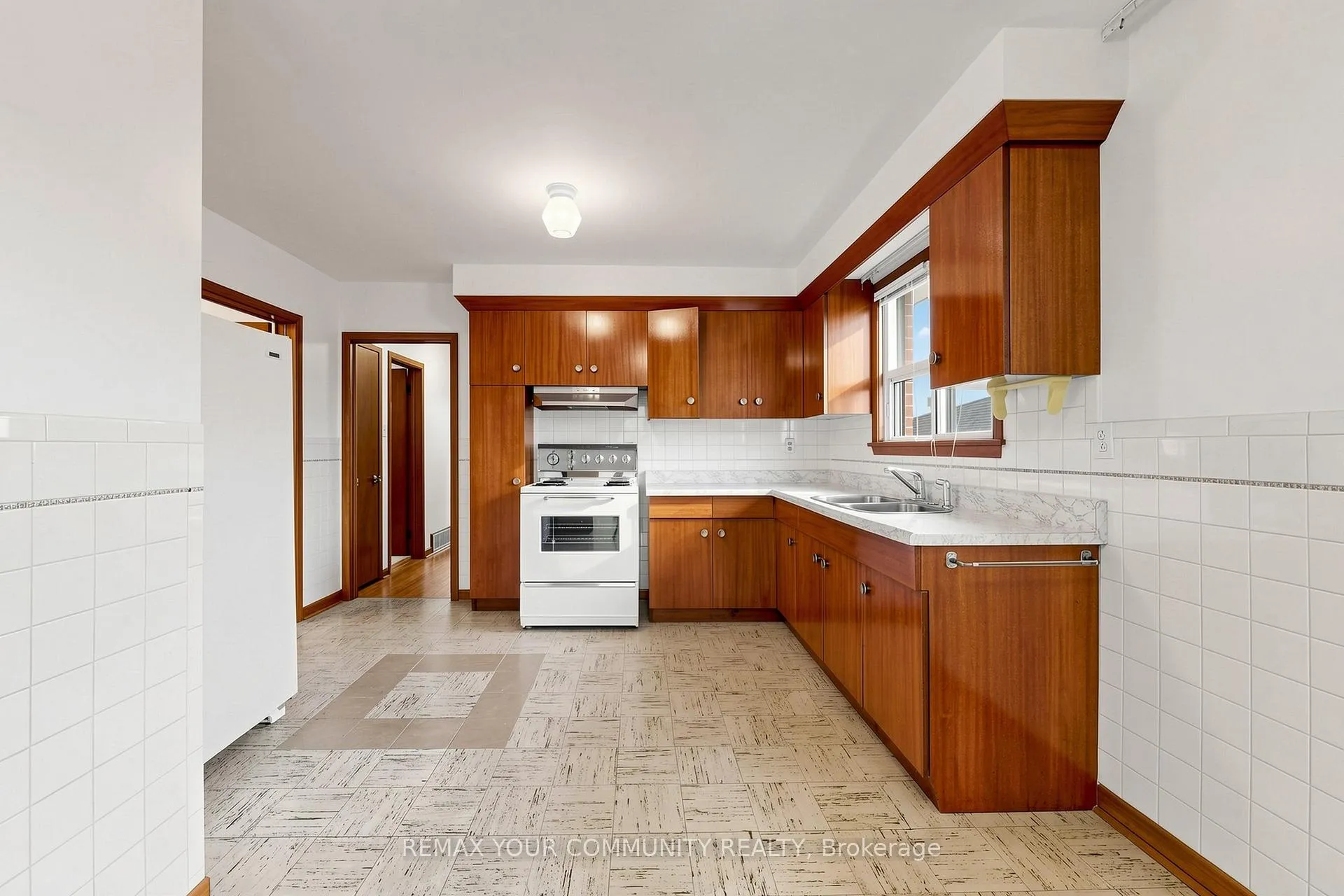 Photo 8 of 21 Gade Drive, North York, Downsview-Roding-CFB — HOMEH