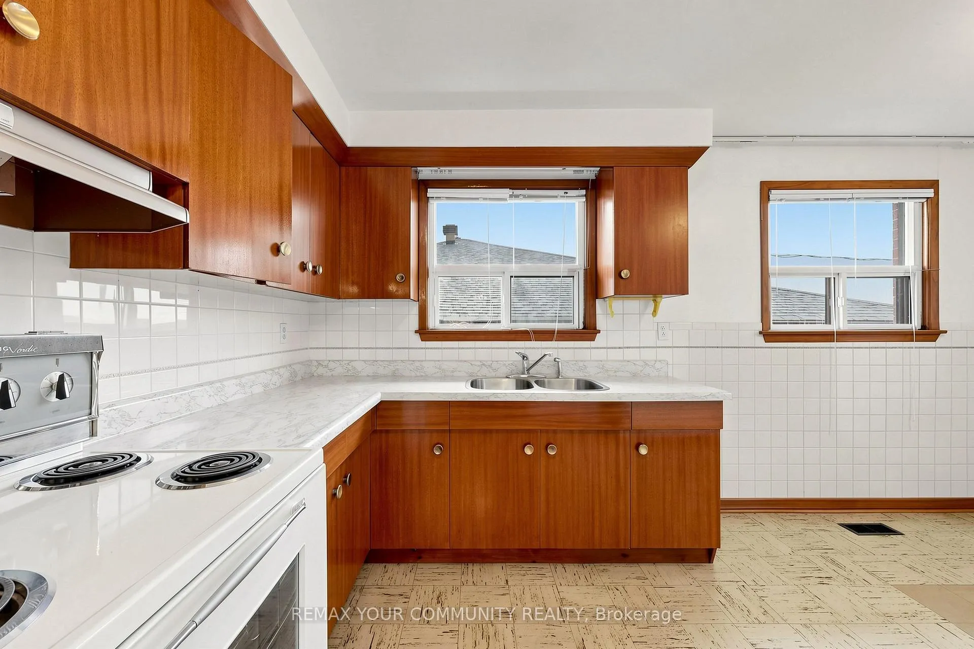 Photo 9 of 21 Gade Drive, North York, Downsview-Roding-CFB — HOMEH