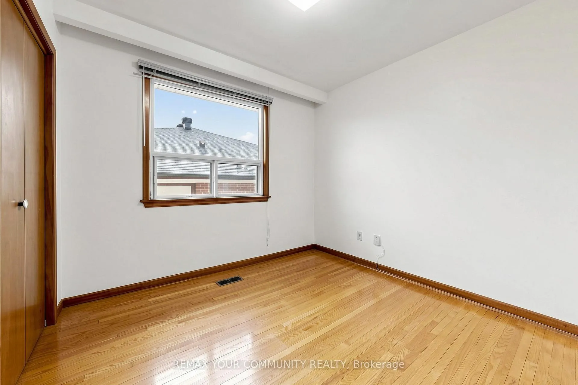 Photo 10 of 21 Gade Drive, North York, Downsview-Roding-CFB — HOMEH