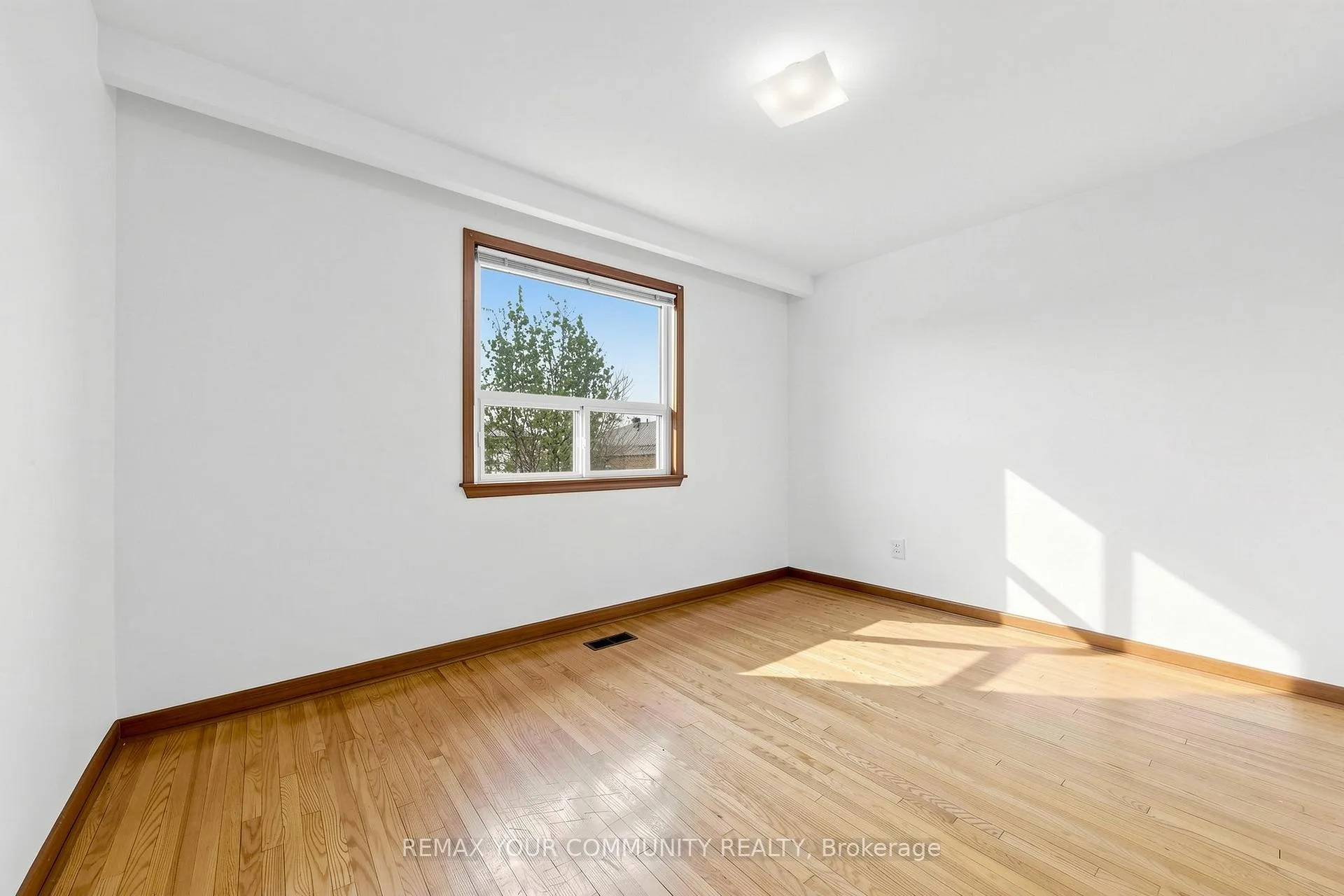 Photo 13 of 21 Gade Drive, North York, Downsview-Roding-CFB — HOMEH