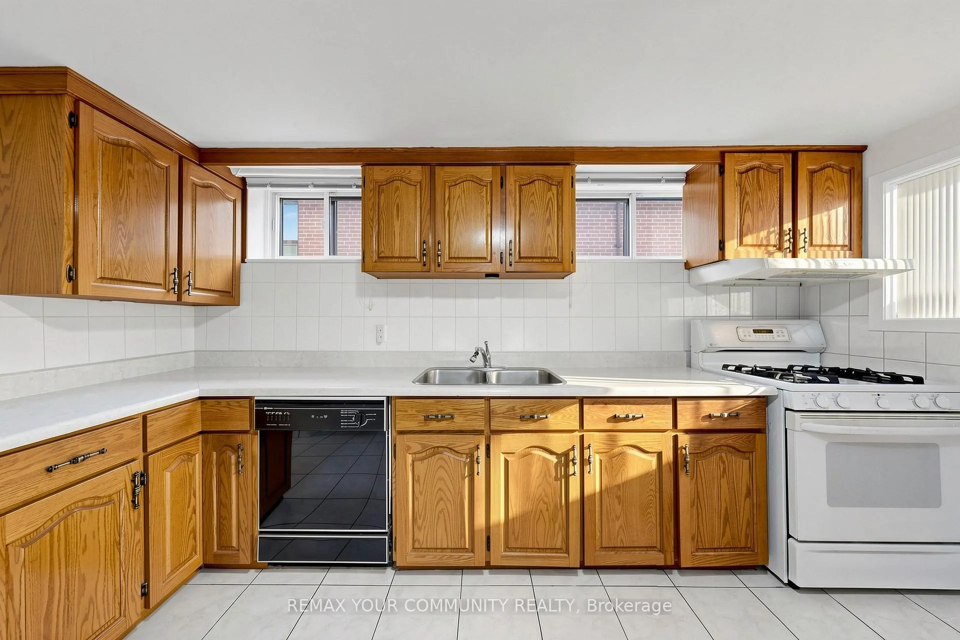 Photo 31 of 21 Gade Drive, North York, Downsview-Roding-CFB — HOMEH