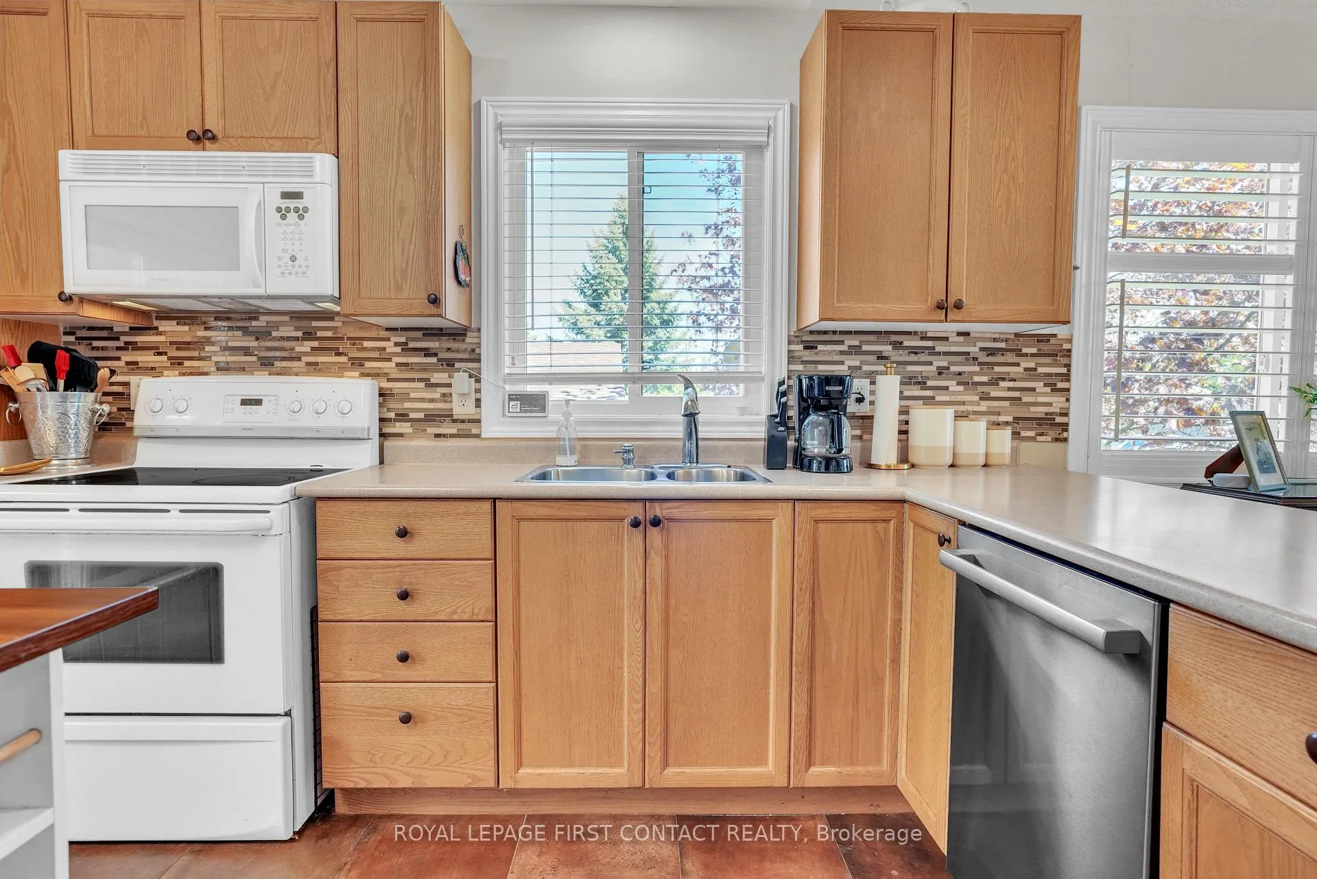 Photo 10 of 163 Emms Drive, Barrie, Holly — HOMEH
