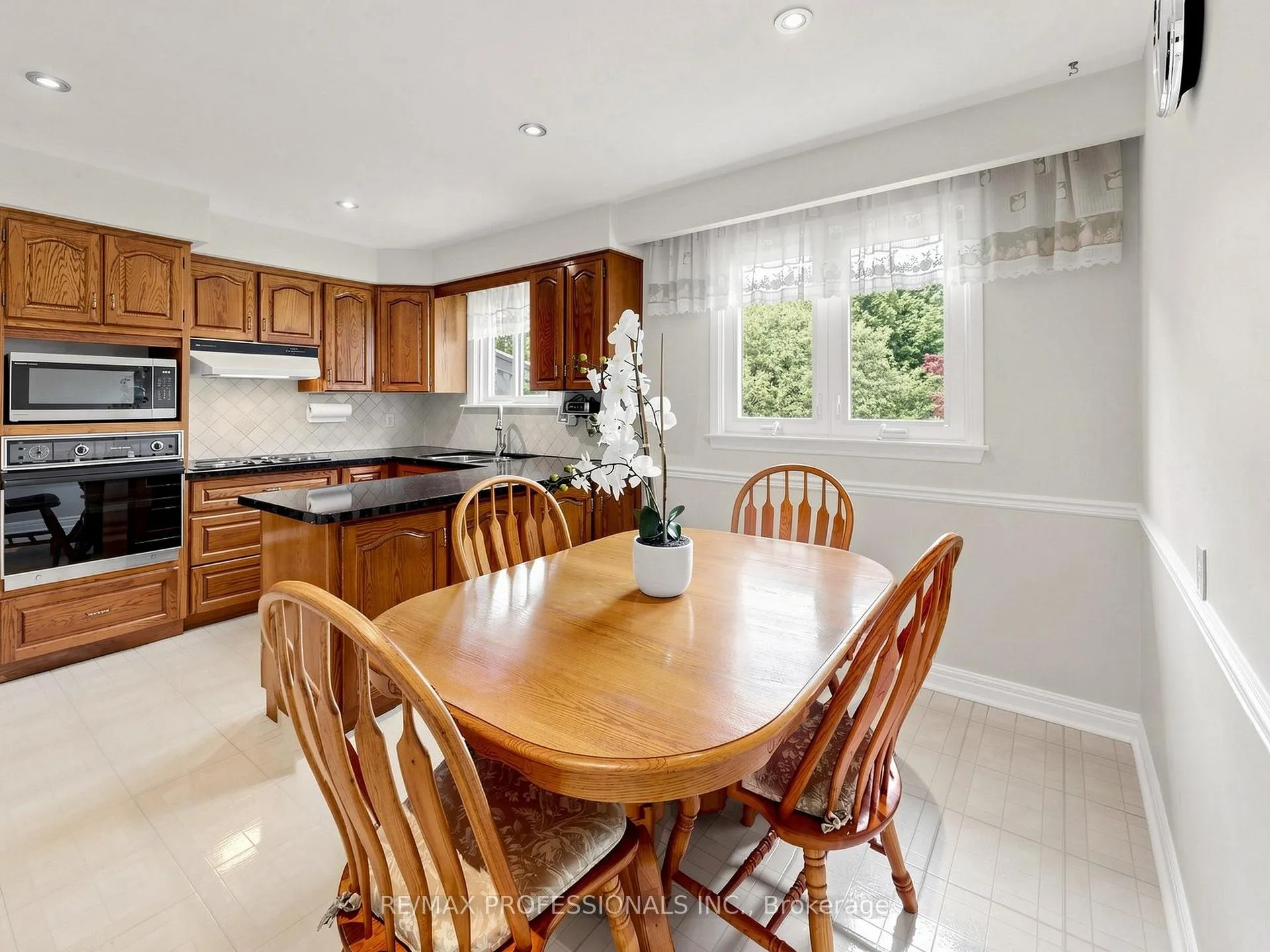 Photo 13 of 14 Widdicombe Hill, Etobicoke, Willowridge-Martingrove-Richview — HOMEH