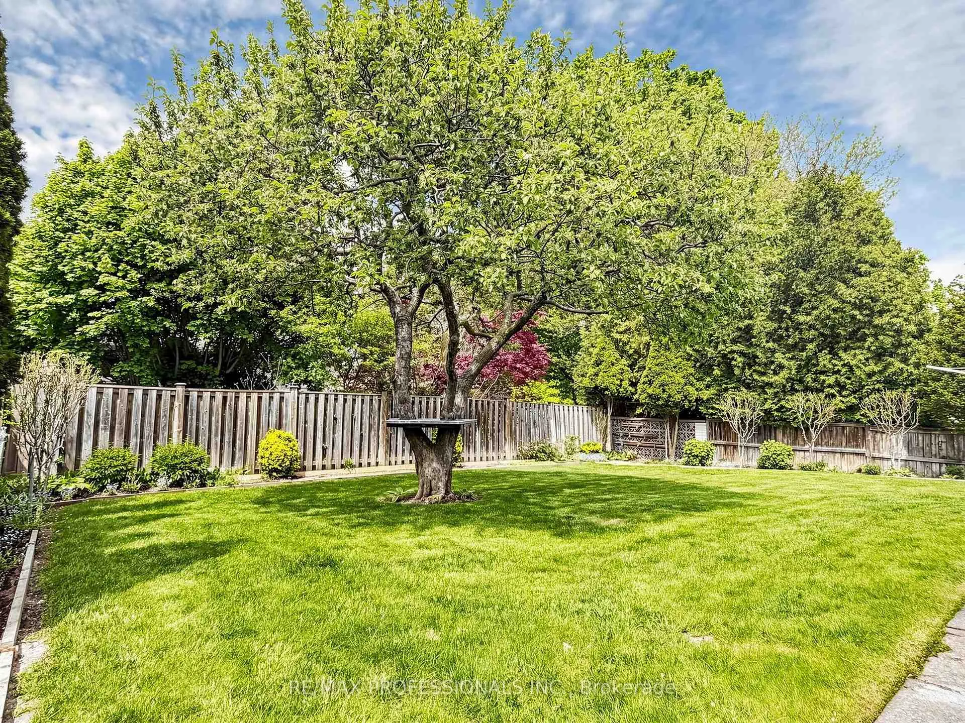 Photo 31 of 14 Widdicombe Hill, Etobicoke, Willowridge-Martingrove-Richview — HOMEH