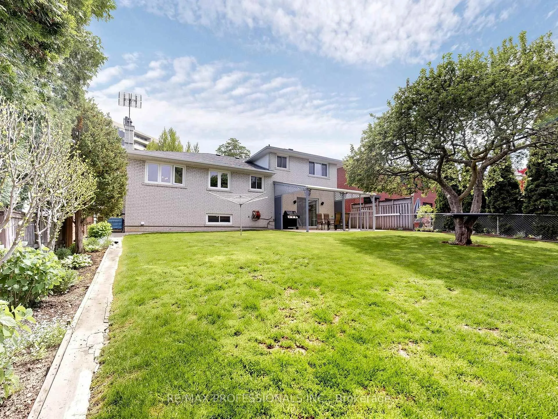 Photo 33 of 14 Widdicombe Hill, Etobicoke, Willowridge-Martingrove-Richview — HOMEH