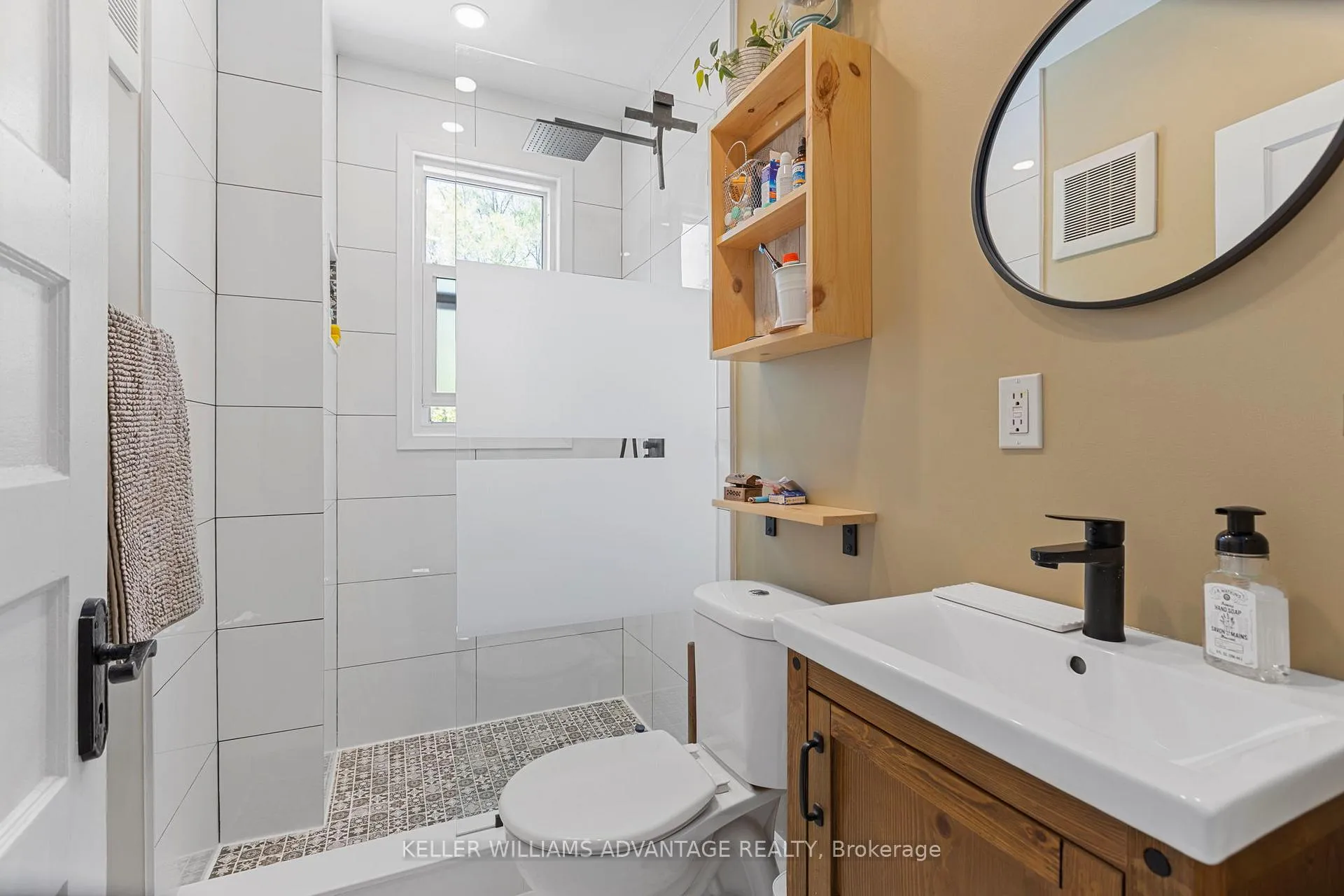 Photo 22 of 152 King Edward Avenue, Toronto, Woodbine-Lumsden — HOMEH