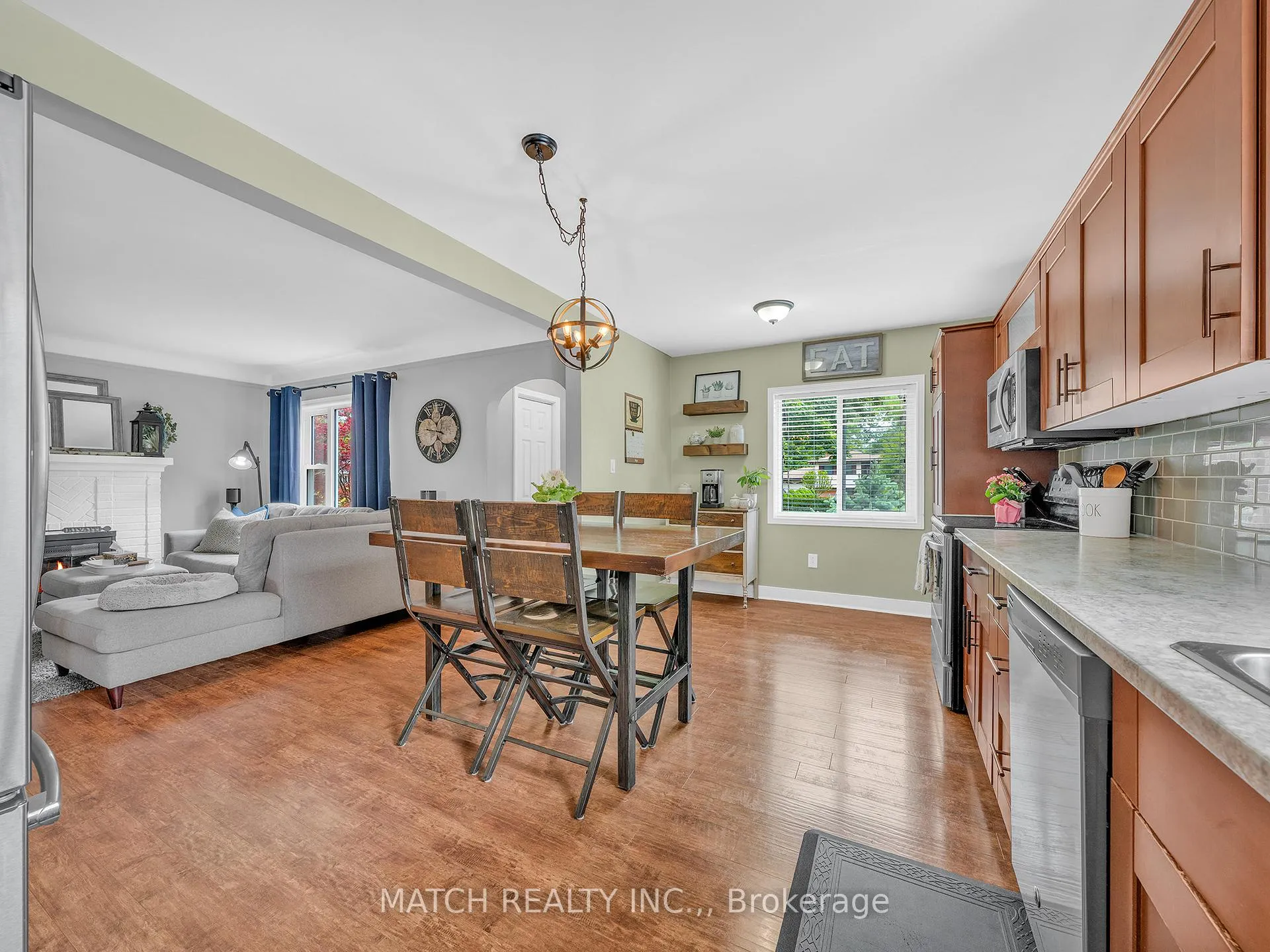 Photo 11 of 911 Homedale Boulevard, Windsor — HOMEH