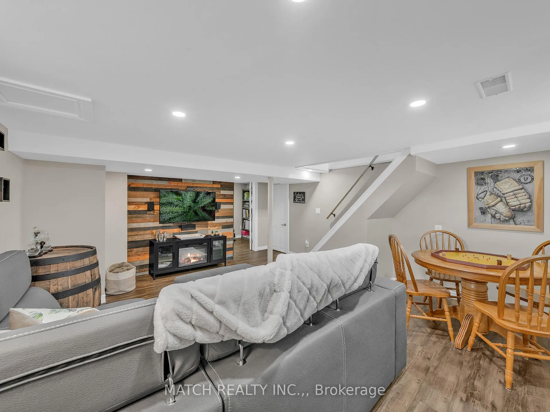 Photo 32 of 911 Homedale Boulevard, Windsor — HOMEH