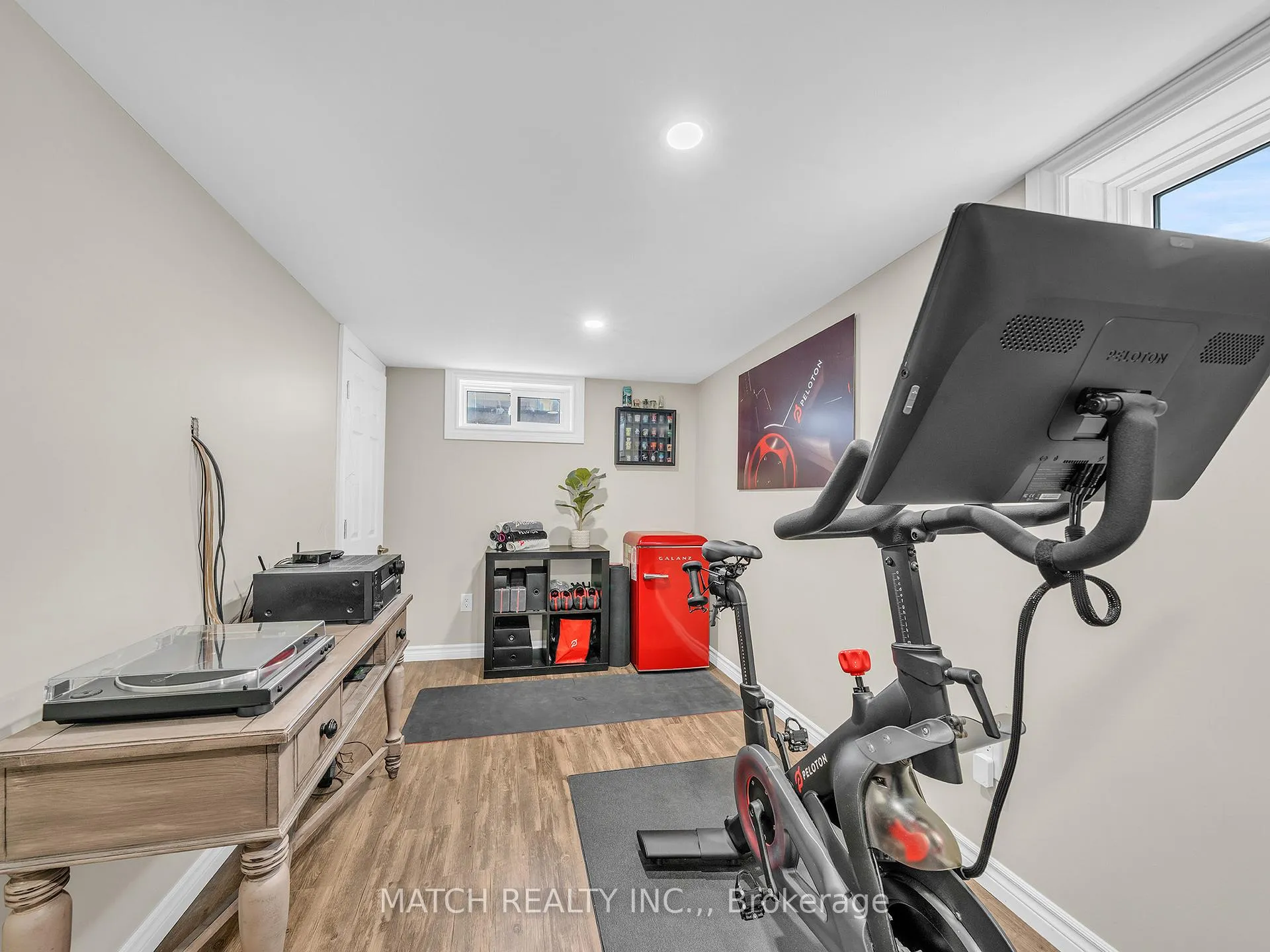 Photo 33 of 911 Homedale Boulevard, Windsor — HOMEH
