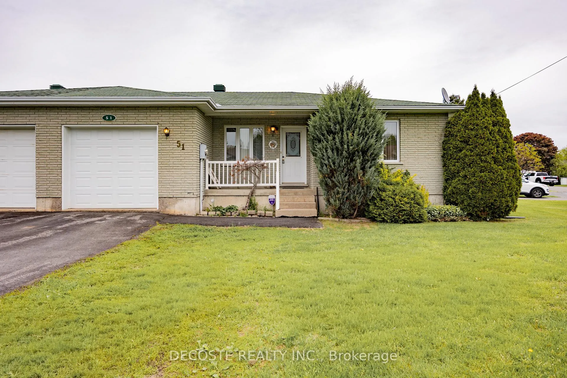 Front of 51 Sandfield Avenue N