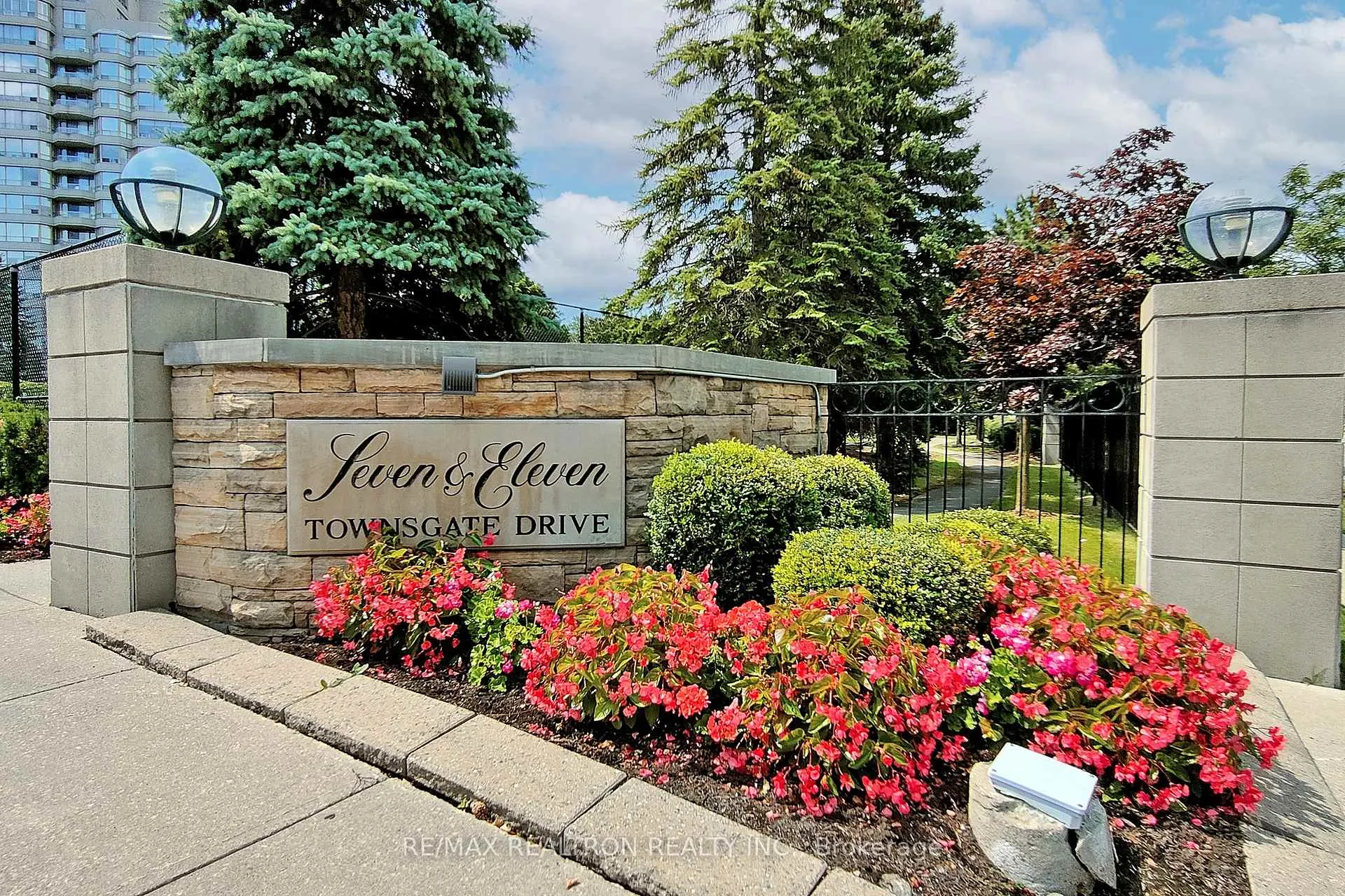 Photo 3 of Unit 308, 7 Townsgate Drive, Vaughan, Crestwood-Springfarm-Yorkhill — HOMEH