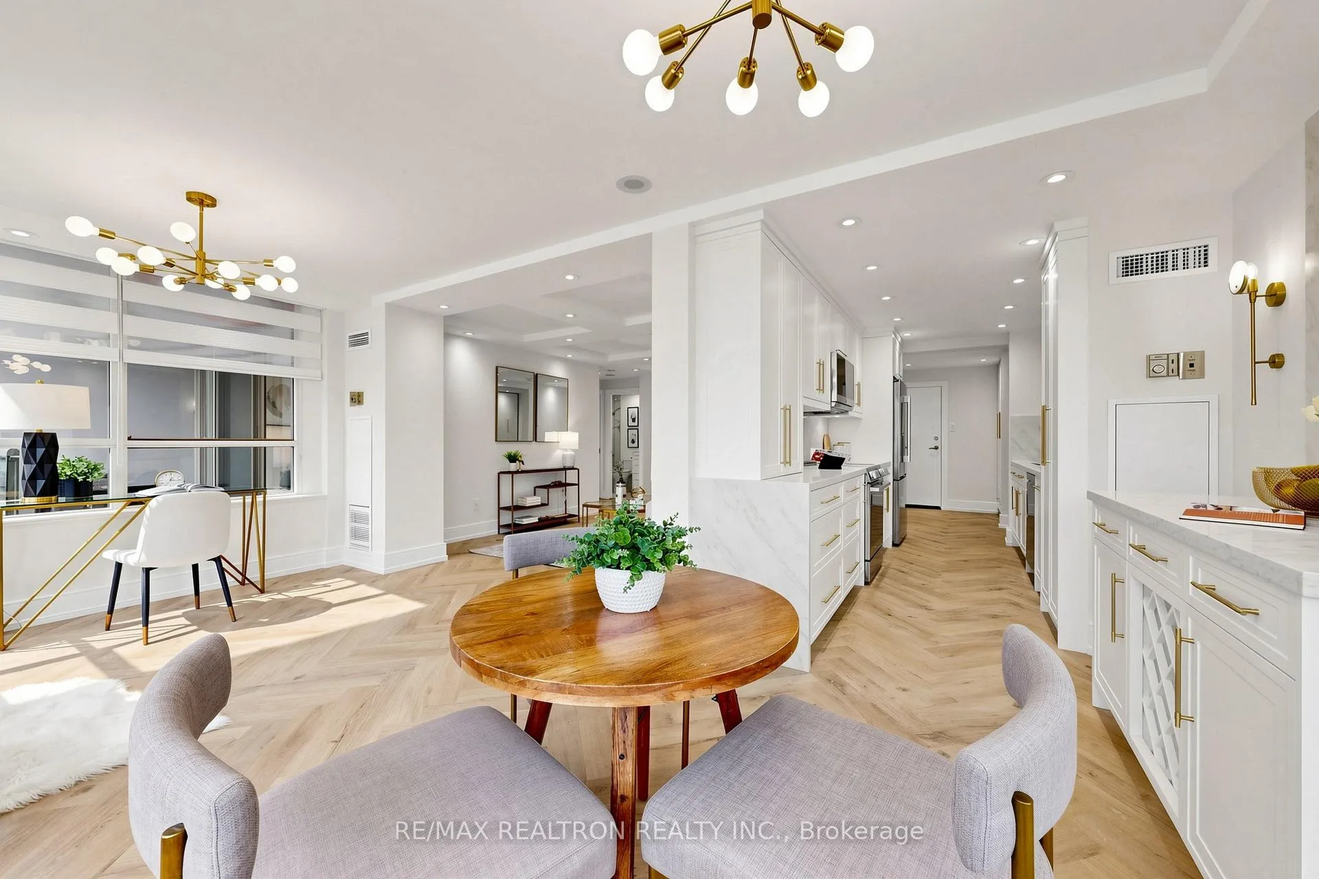 Photo 6 of Unit 308, 7 Townsgate Drive, Vaughan, Crestwood-Springfarm-Yorkhill — HOMEH