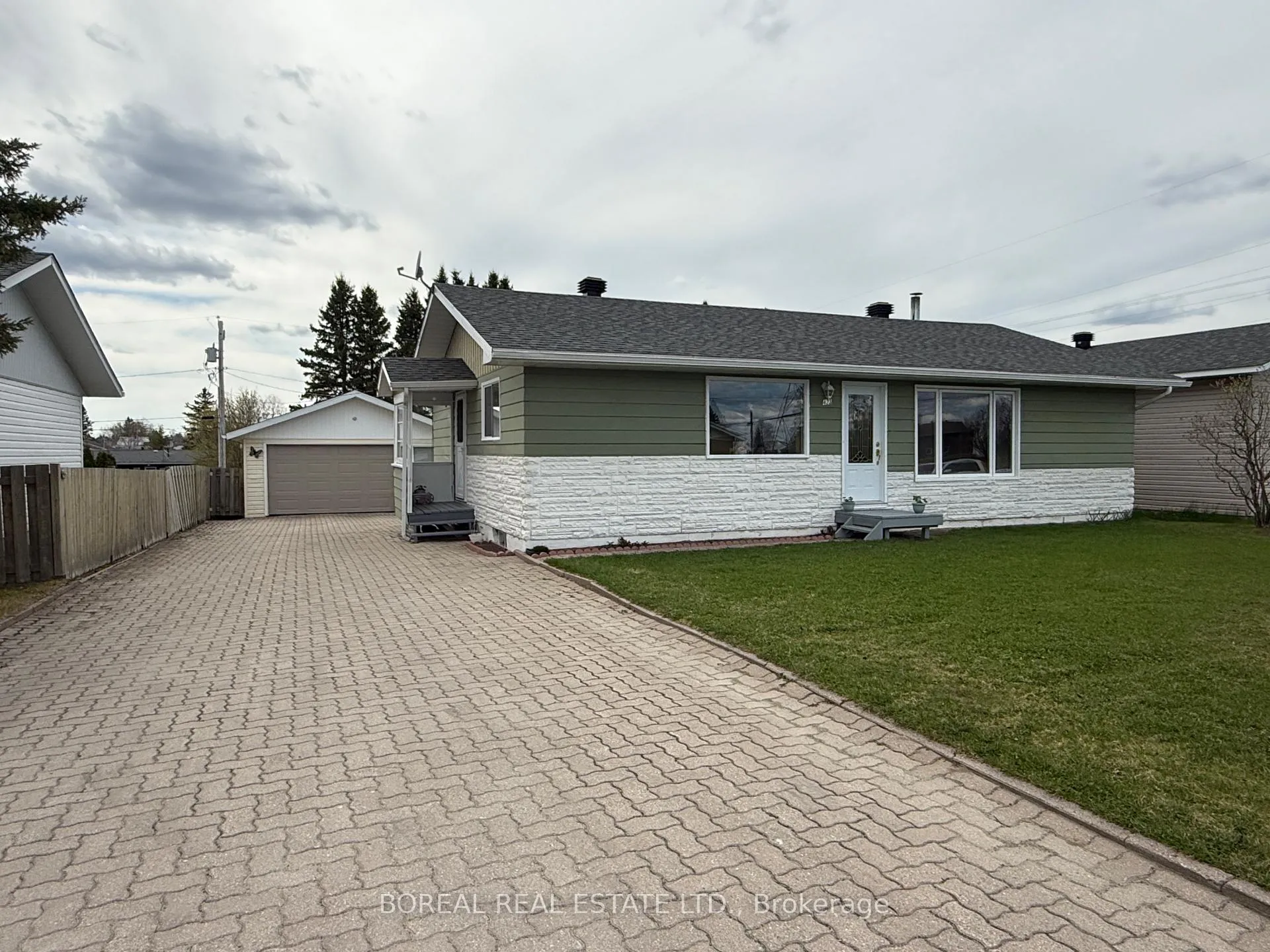 Photo 1 of 423 Fourteenth Avenue, Cochrane — HOMEH