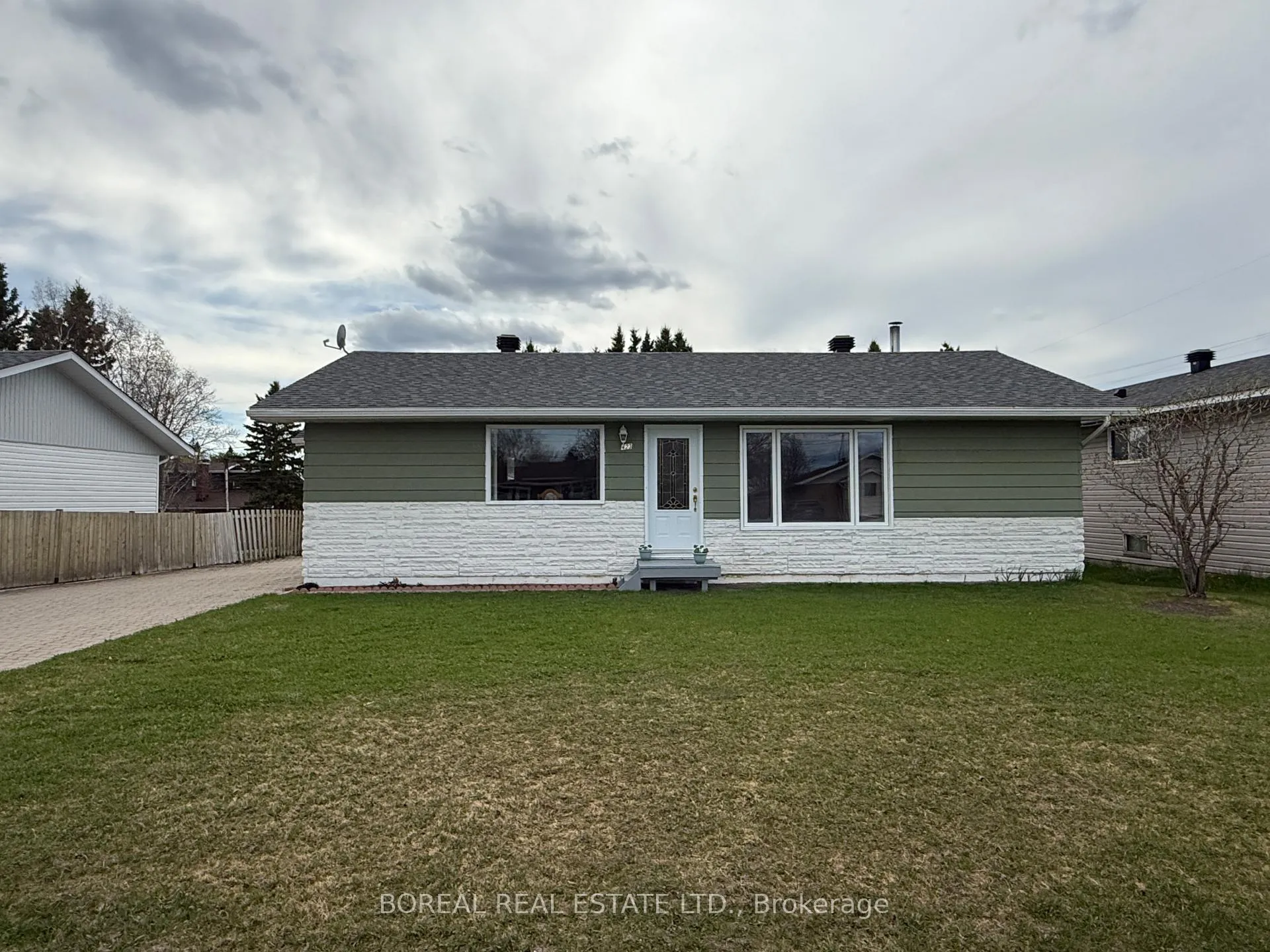 Photo 2 of 423 Fourteenth Avenue, Cochrane — HOMEH