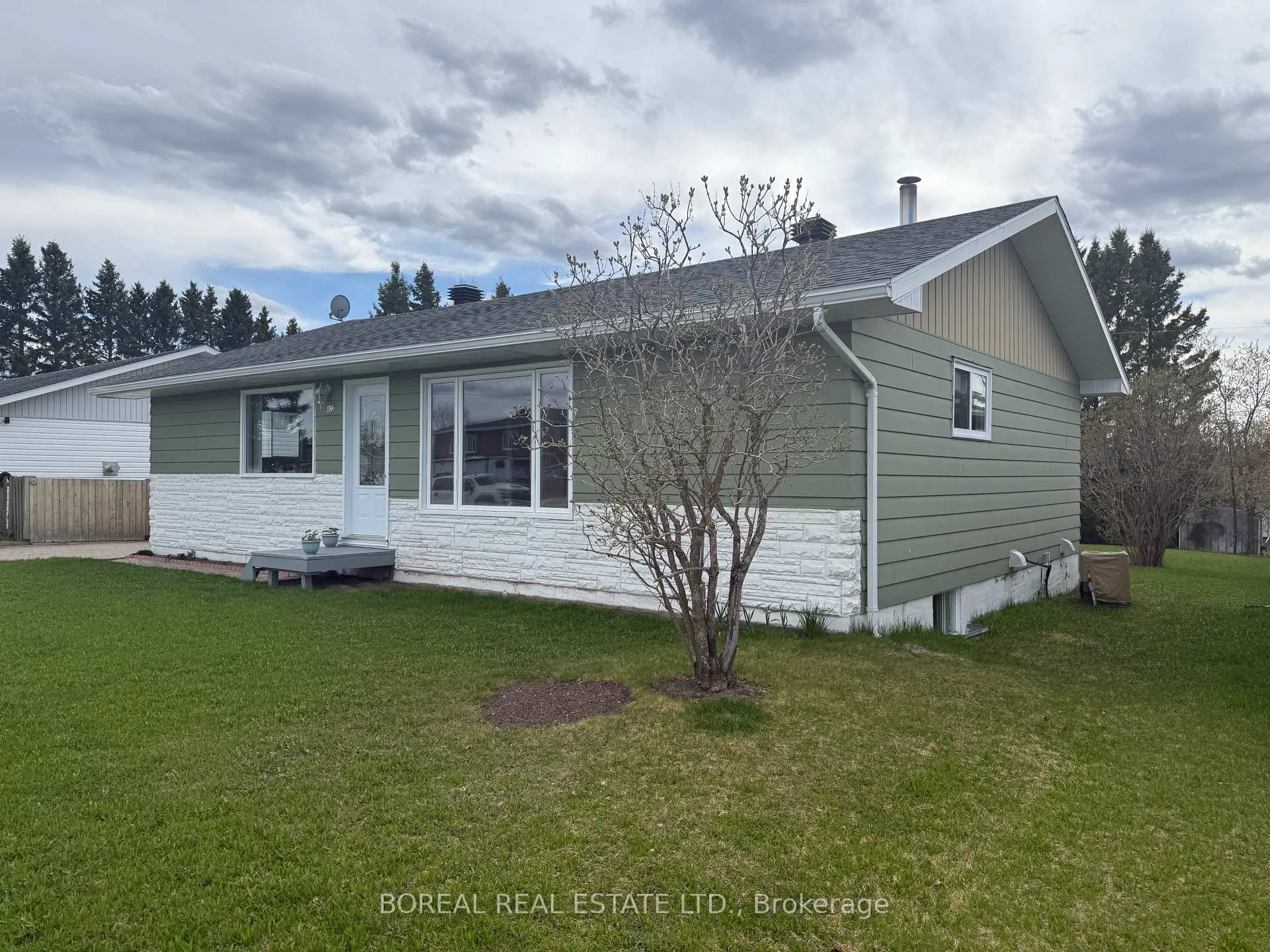Photo 3 of 423 Fourteenth Avenue, Cochrane — HOMEH