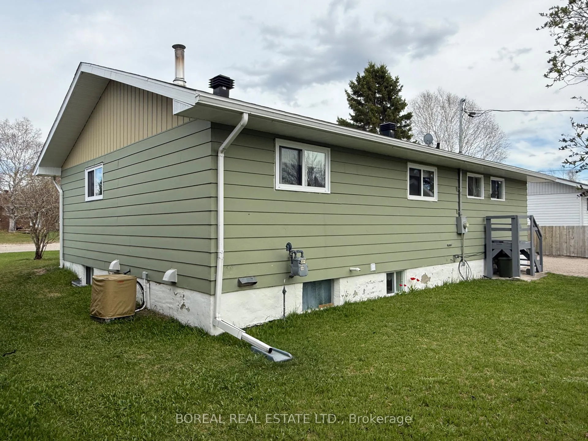 Photo 4 of 423 Fourteenth Avenue, Cochrane — HOMEH