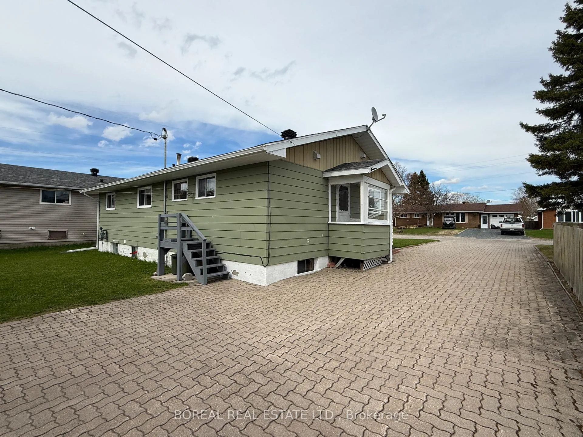 Photo 5 of 423 Fourteenth Avenue, Cochrane — HOMEH