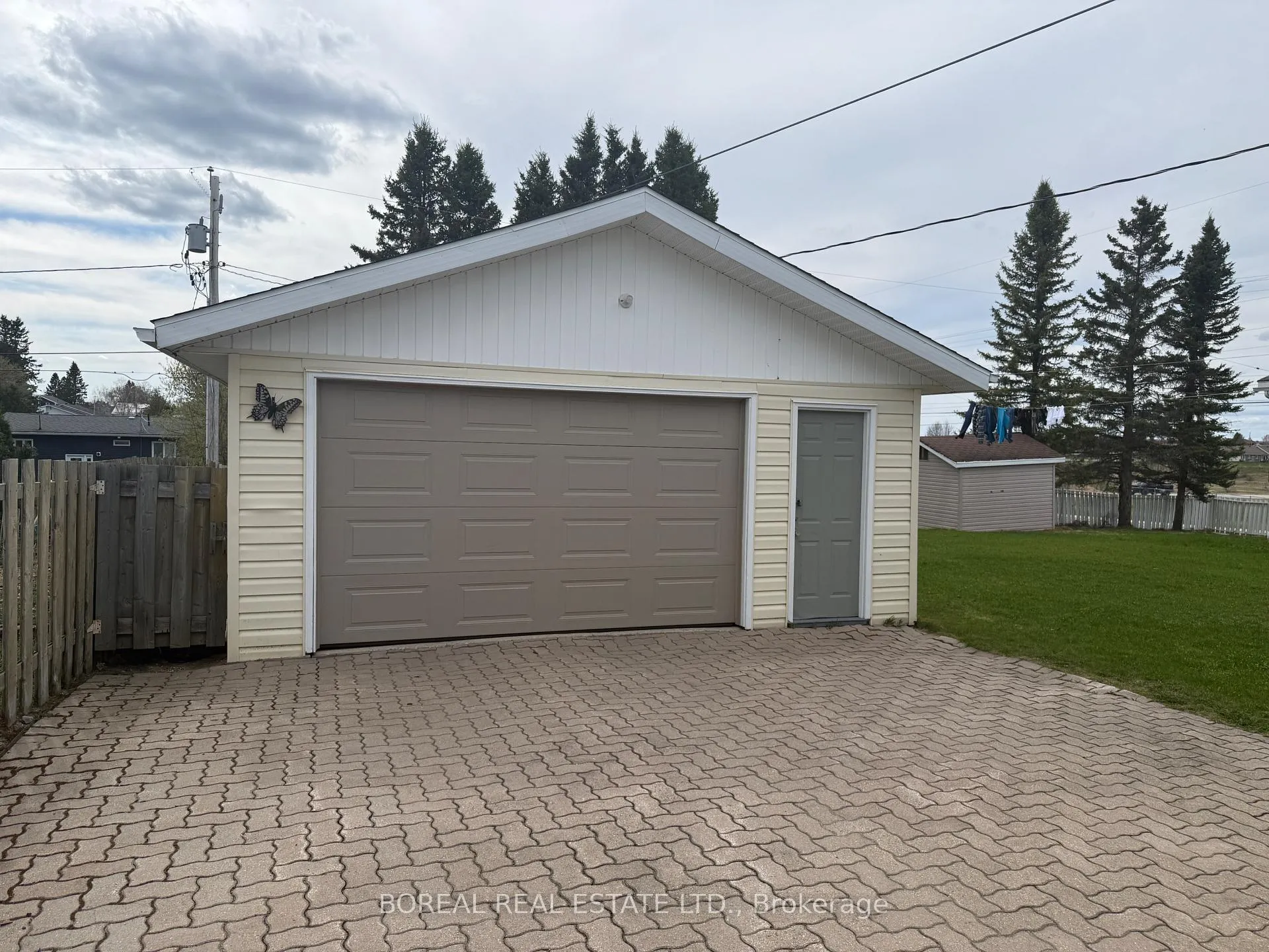 Photo 10 of 423 Fourteenth Avenue, Cochrane — HOMEH