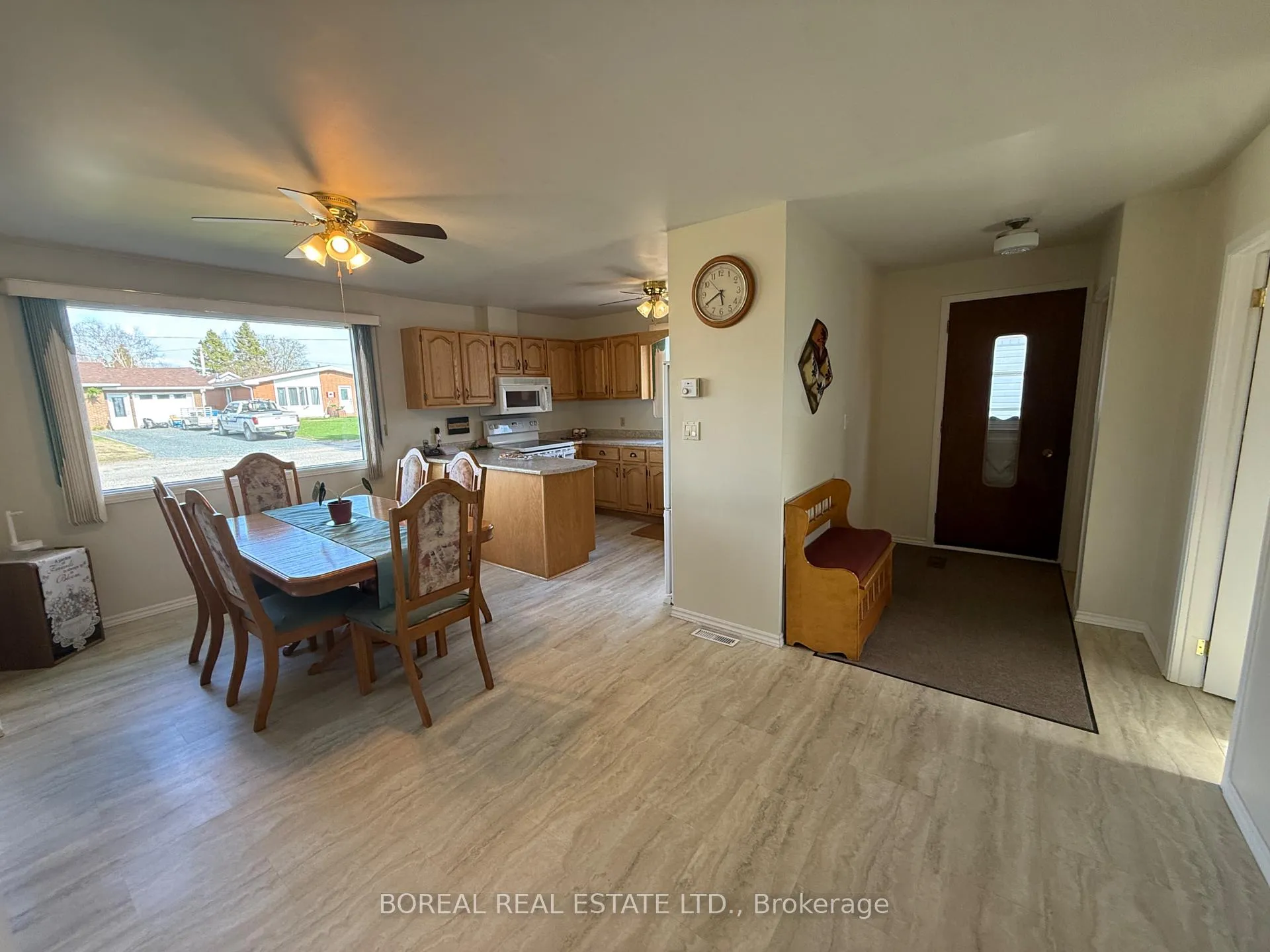 Photo 11 of 423 Fourteenth Avenue, Cochrane — HOMEH