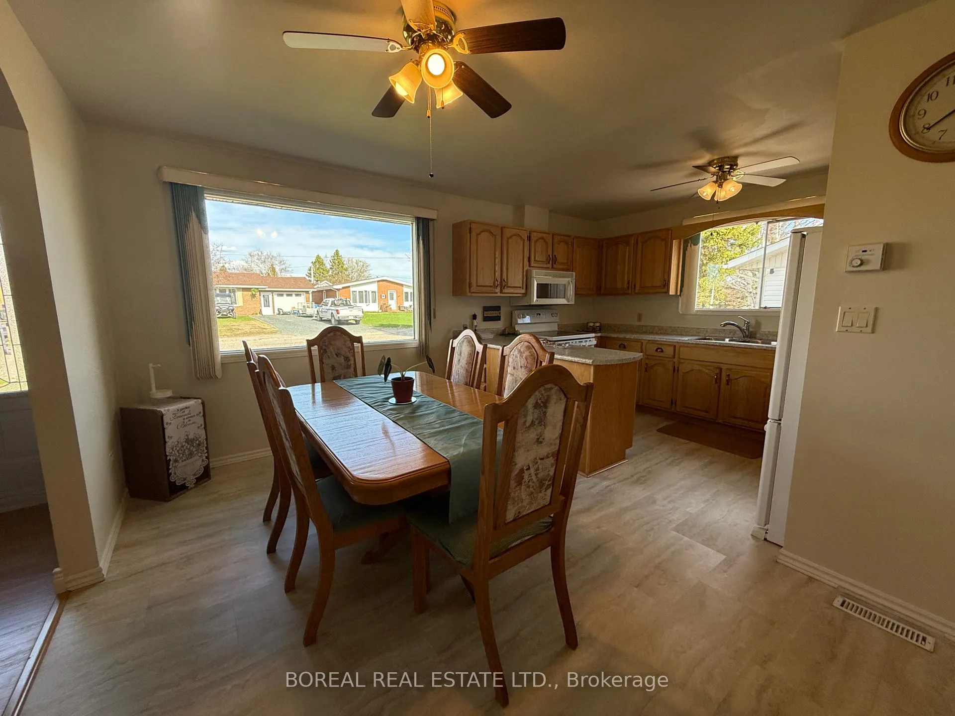 Photo 13 of 423 Fourteenth Avenue, Cochrane — HOMEH