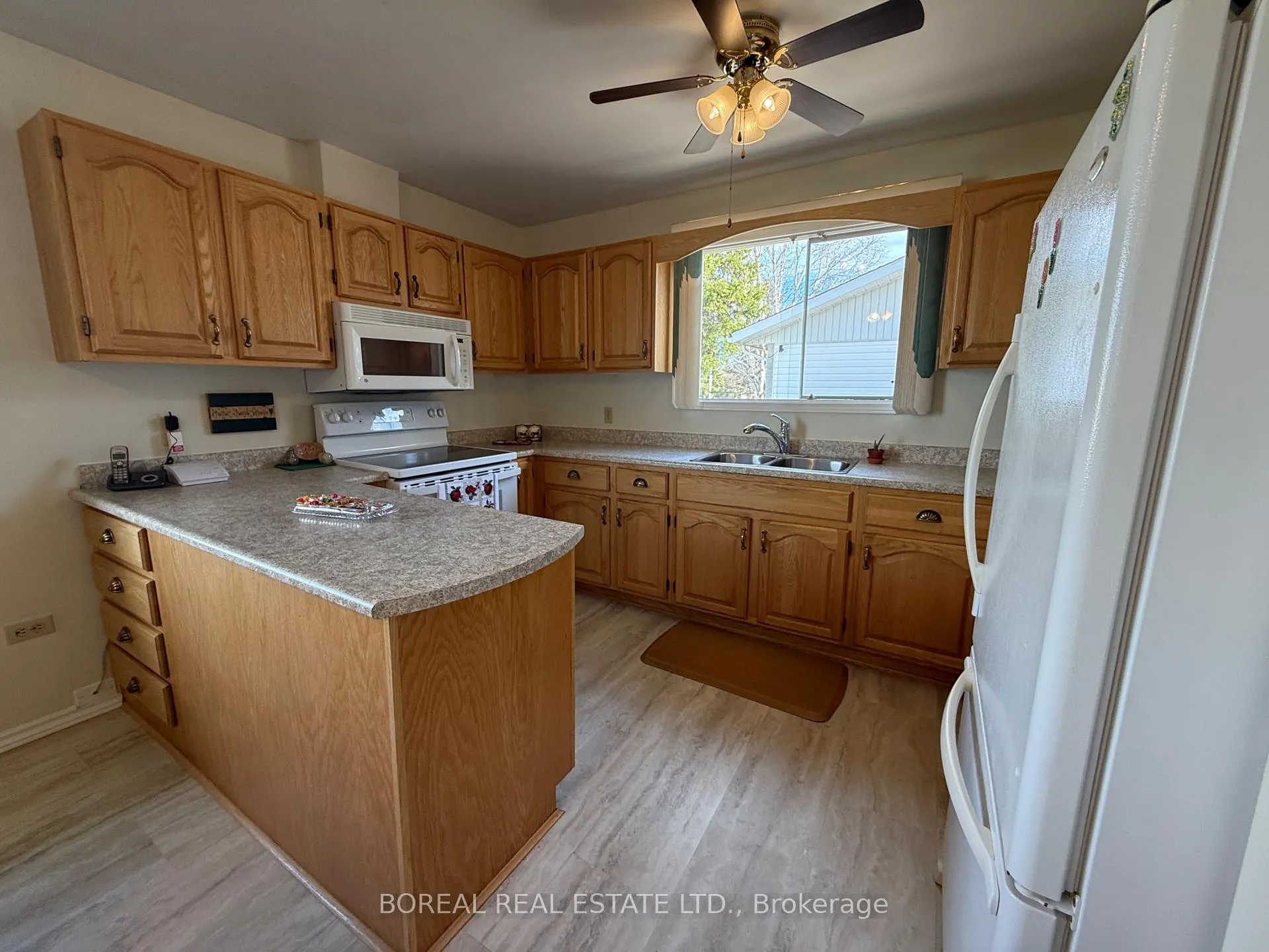 Photo 14 of 423 Fourteenth Avenue, Cochrane — HOMEH