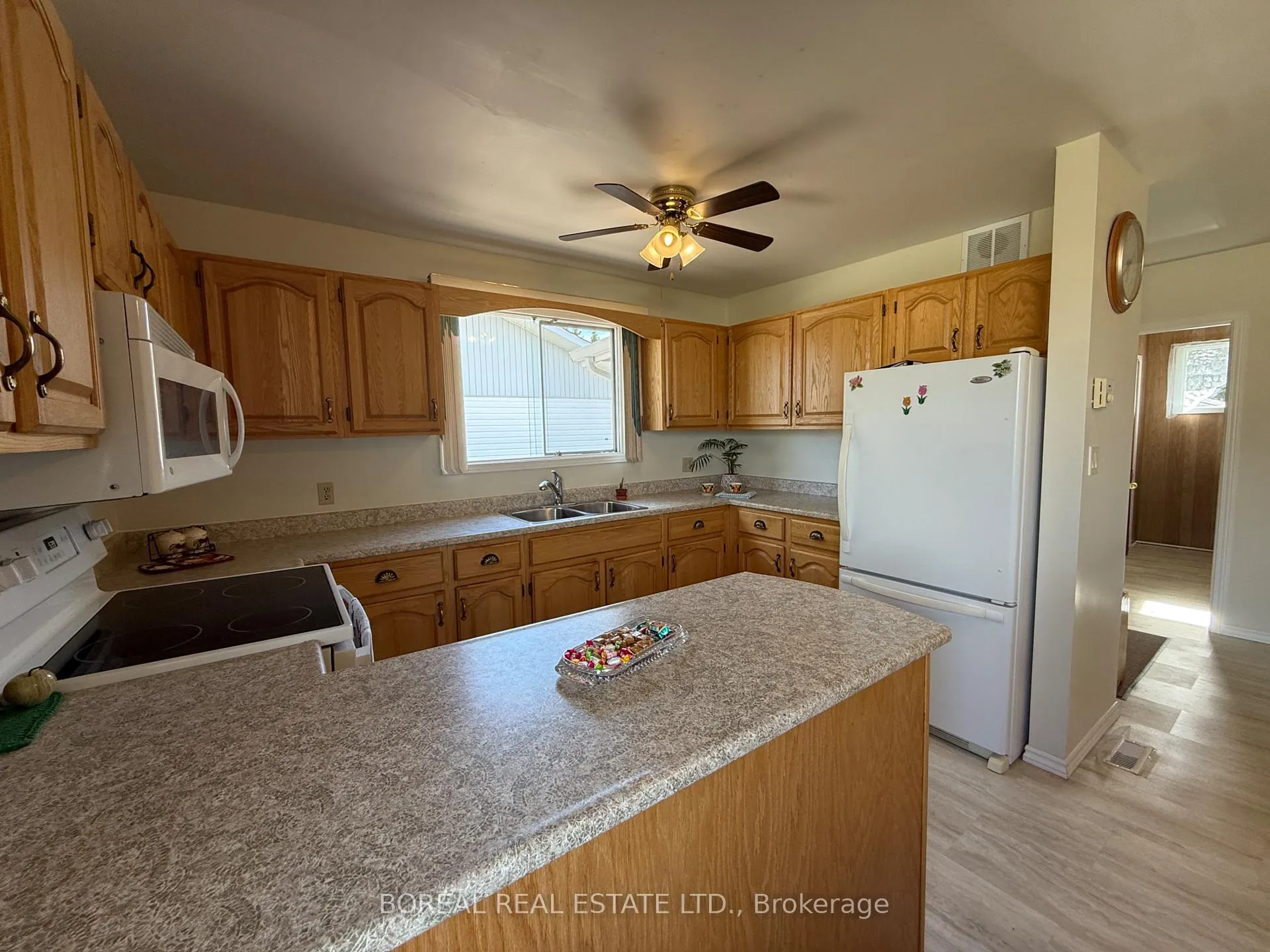 Photo 15 of 423 Fourteenth Avenue, Cochrane — HOMEH