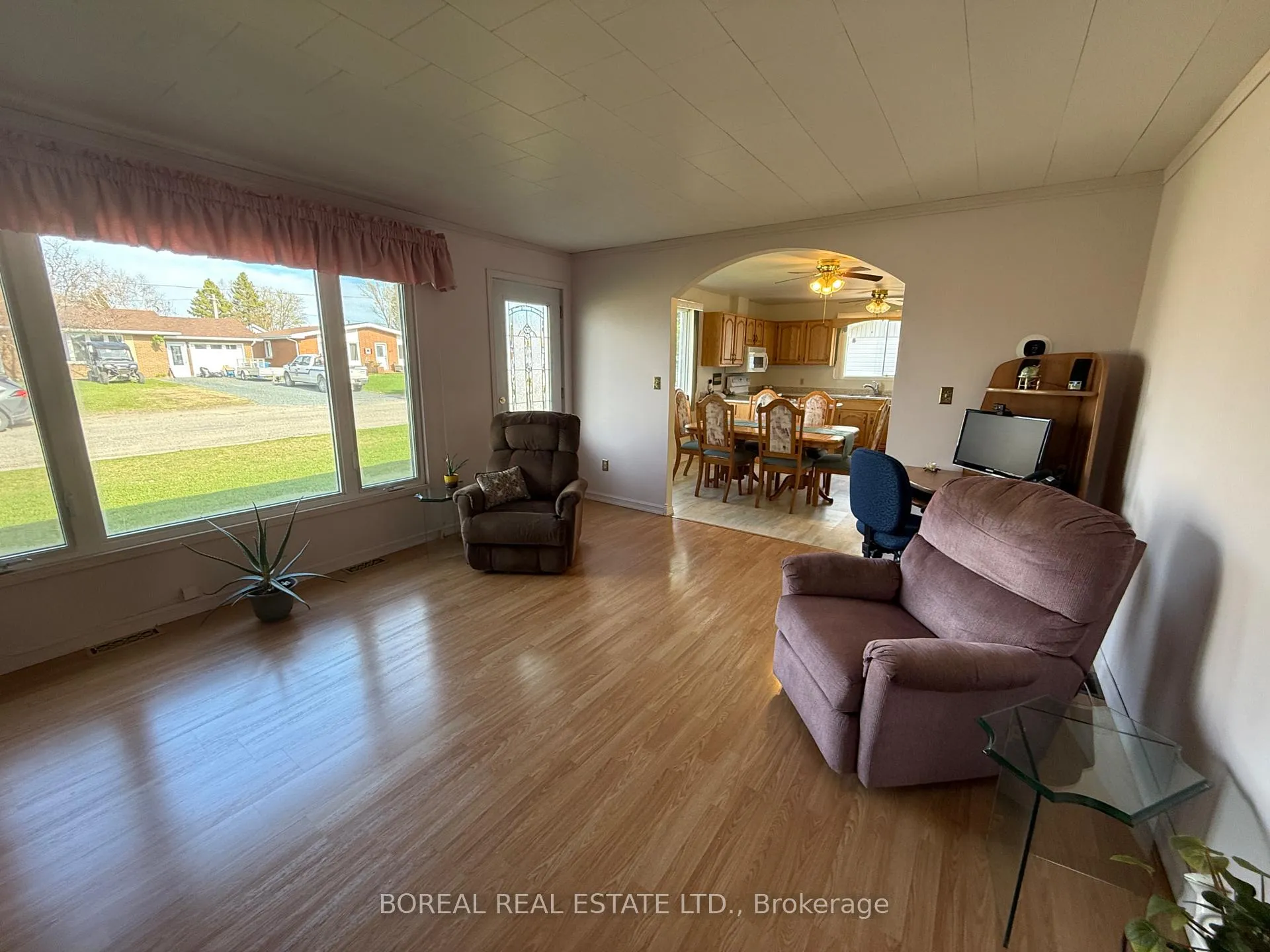 Photo 17 of 423 Fourteenth Avenue, Cochrane — HOMEH