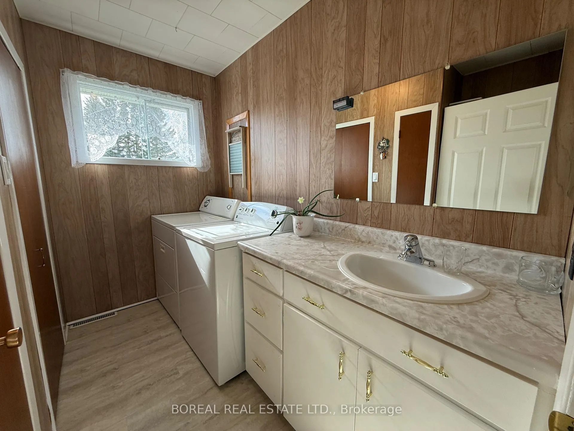 Photo 19 of 423 Fourteenth Avenue, Cochrane — HOMEH