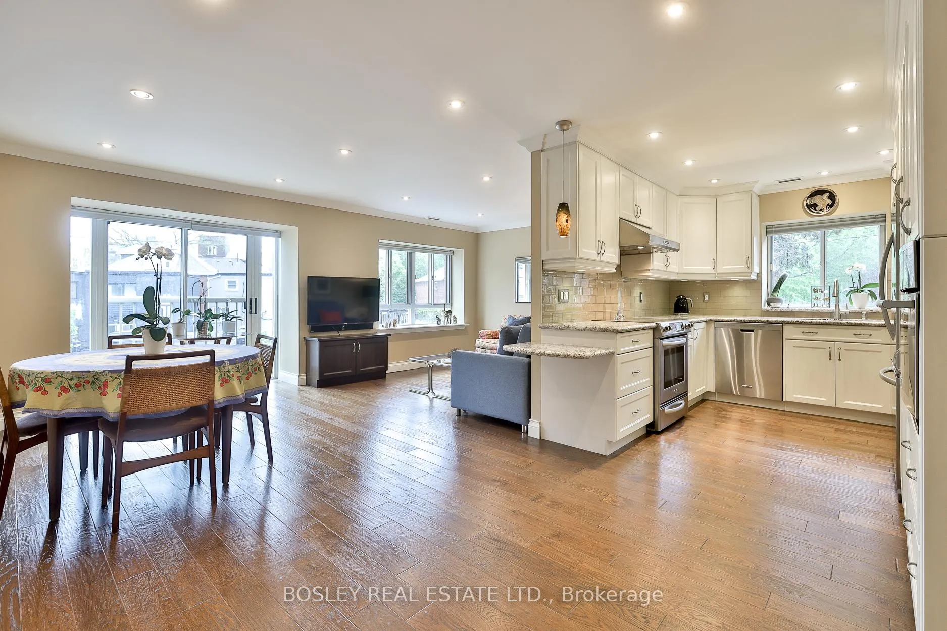 Photo 5 of Unit 203, 1387 Bayview Avenue, Toronto, Leaside — HOMEH