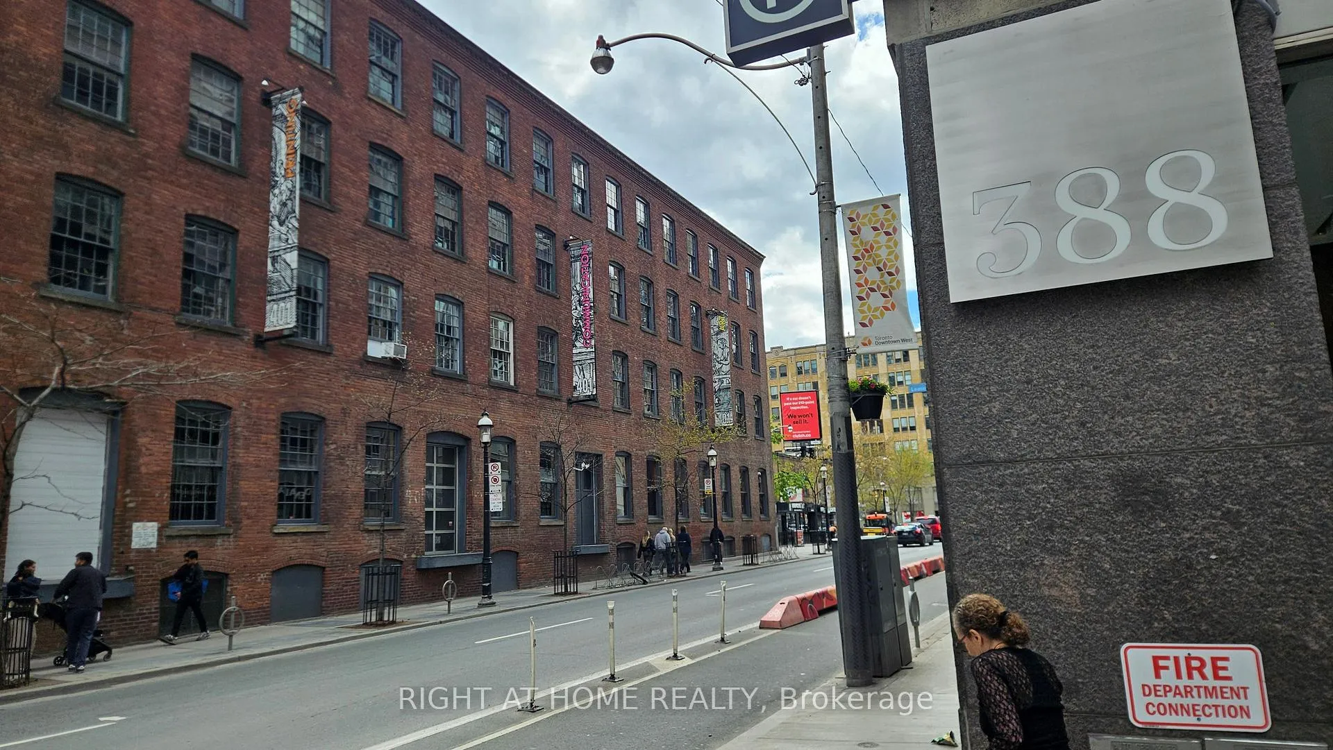 Photo 2 of Unit 910, 388 Richmond Avenue W, Toronto, Waterfront Communities — HOMEH